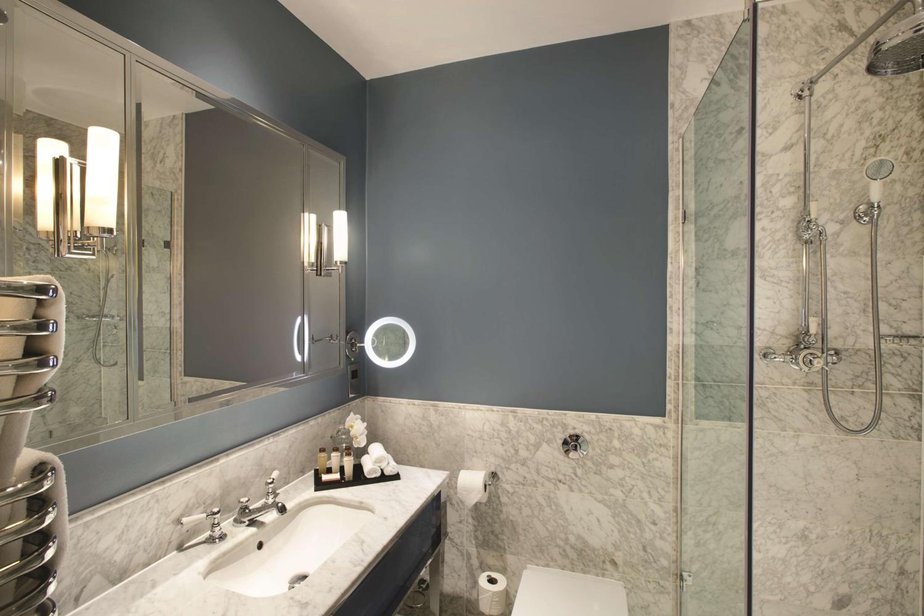 Deluxe King Room - Photo 6