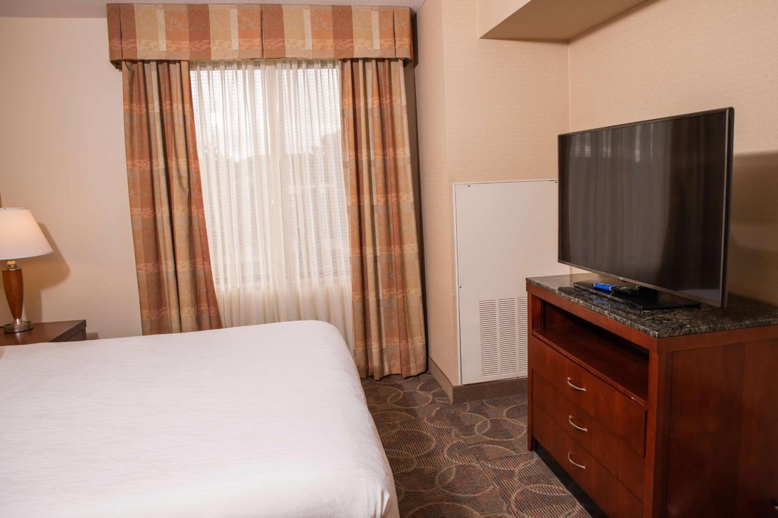 Junior King Suite - Non-Smoking - Photo 1