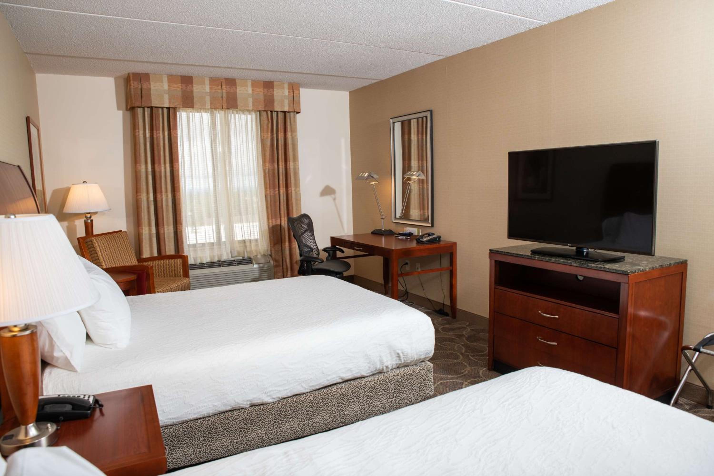 Queen Room with Two Queen Beds - Photo 2