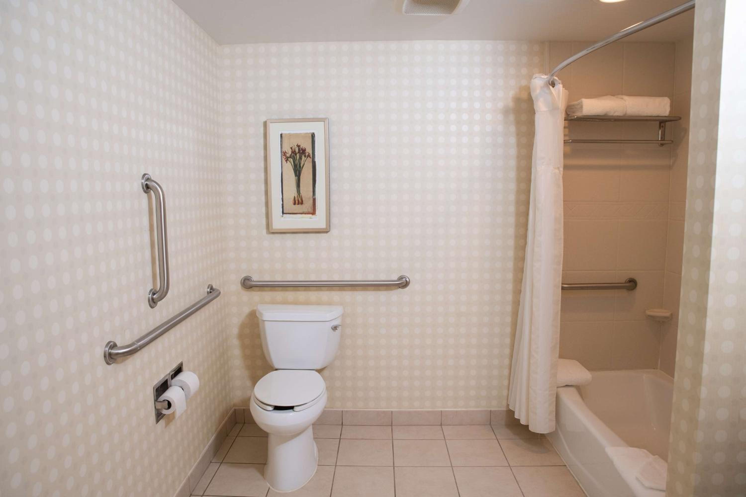 Queen Room with Two Queen Beds and Accessible Tub - Mobility Access - Photo 2
