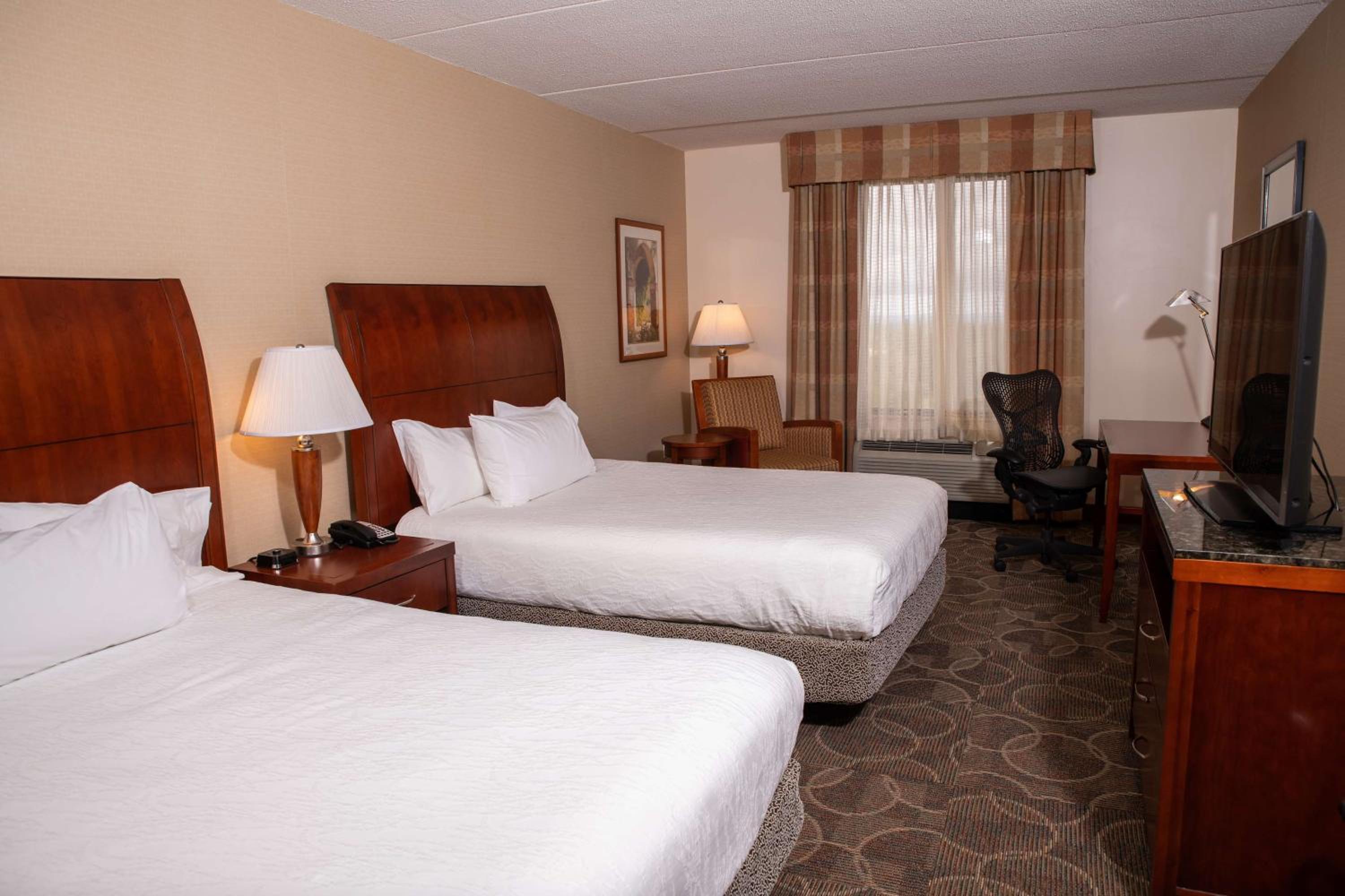 Queen Room with Two Queen Beds - Photo 4