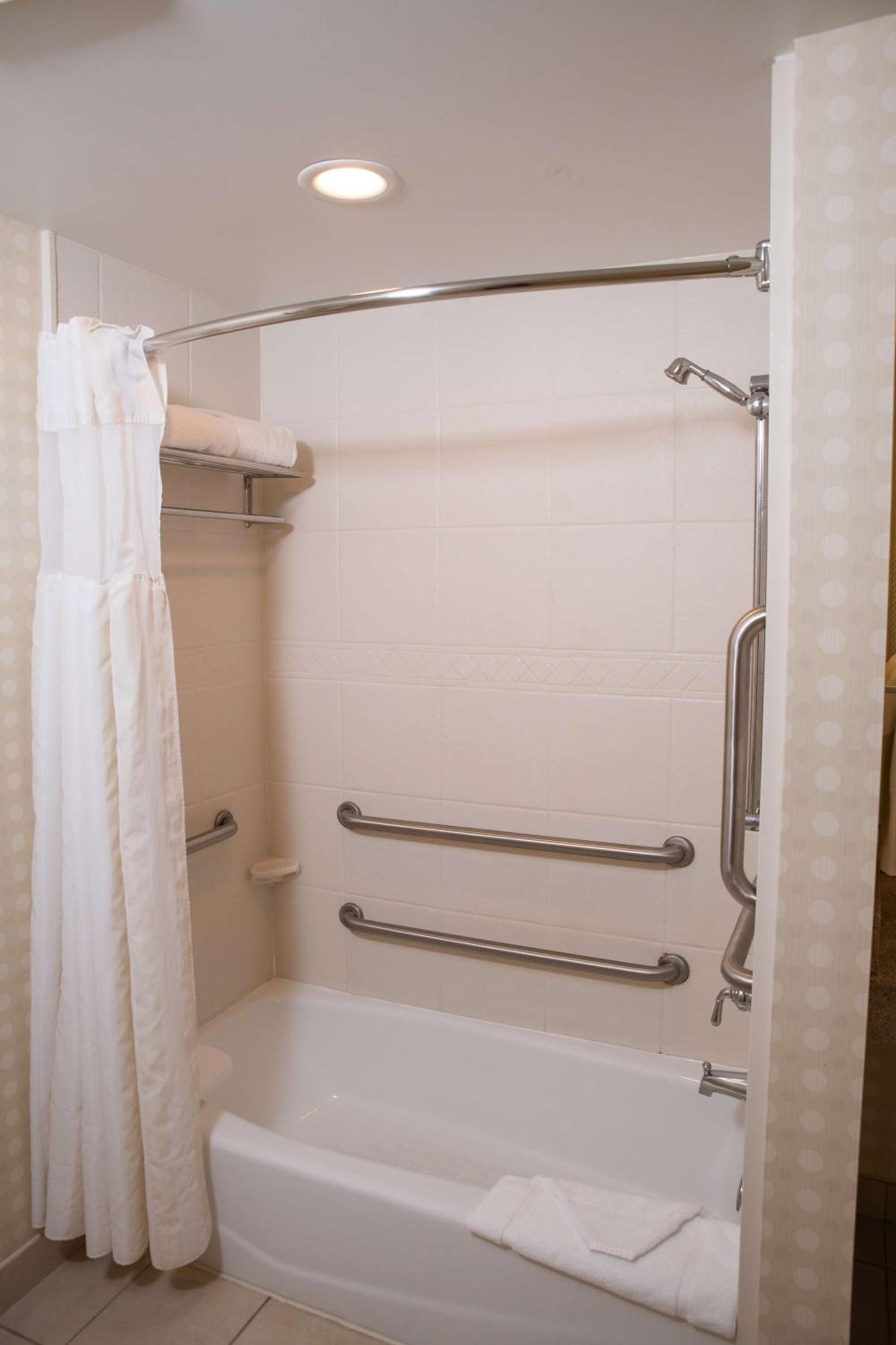 Queen Room with Two Queen Beds and Accessible Tub - Mobility Access - Photo 5