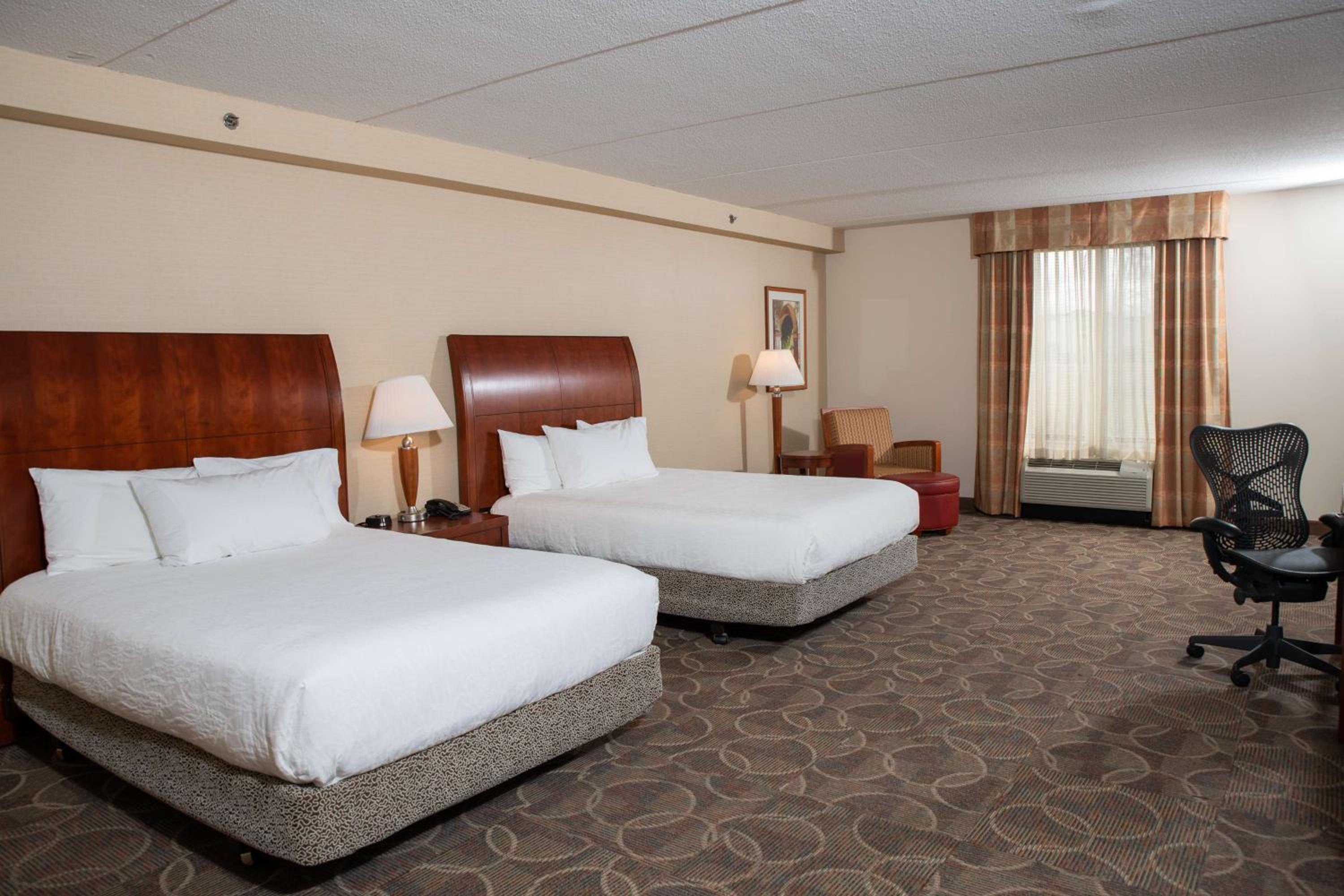 Queen Room with Two Queen Beds and Accessible Tub - Mobility Access - Photo 3