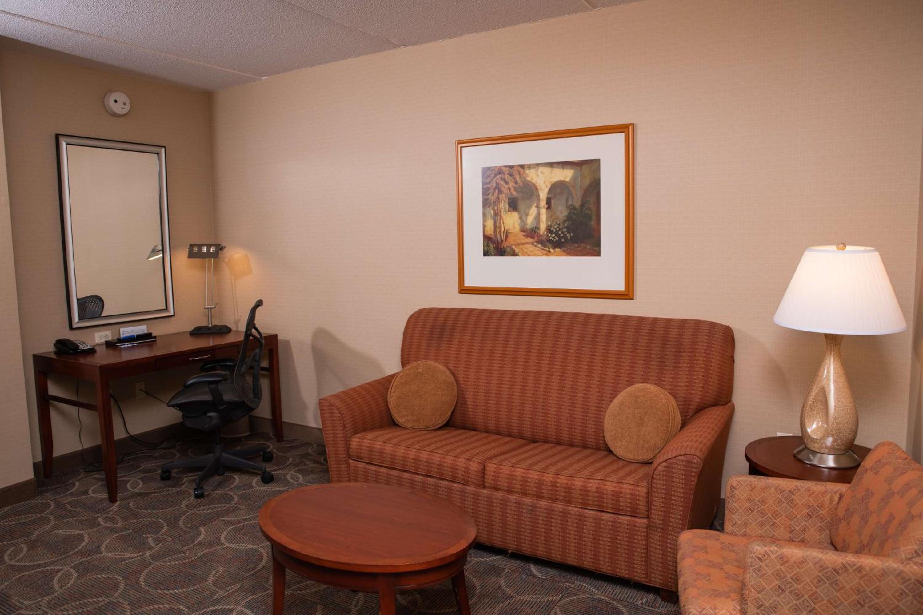 Junior King Suite - Non-Smoking - Photo 3