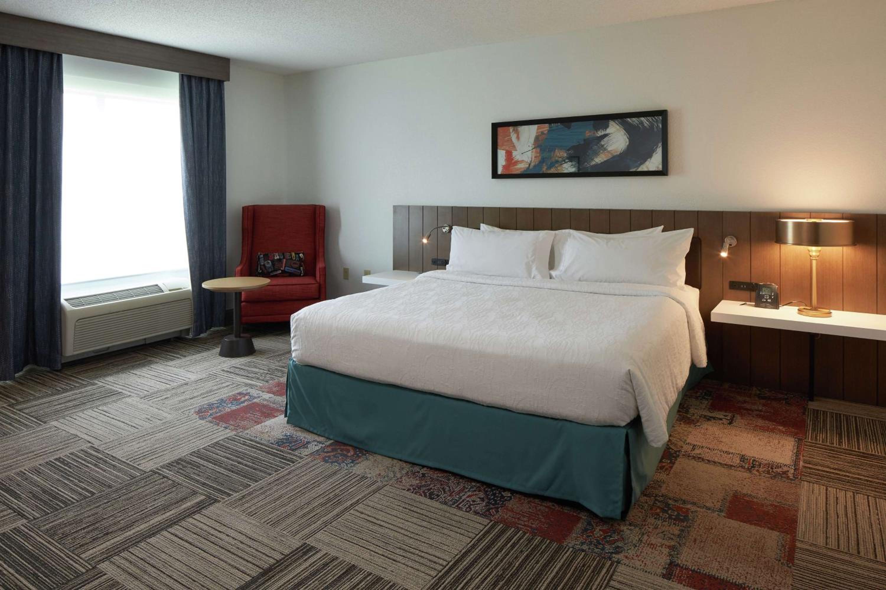 King Room with Bath Tub - Mobility Access - Photo 4