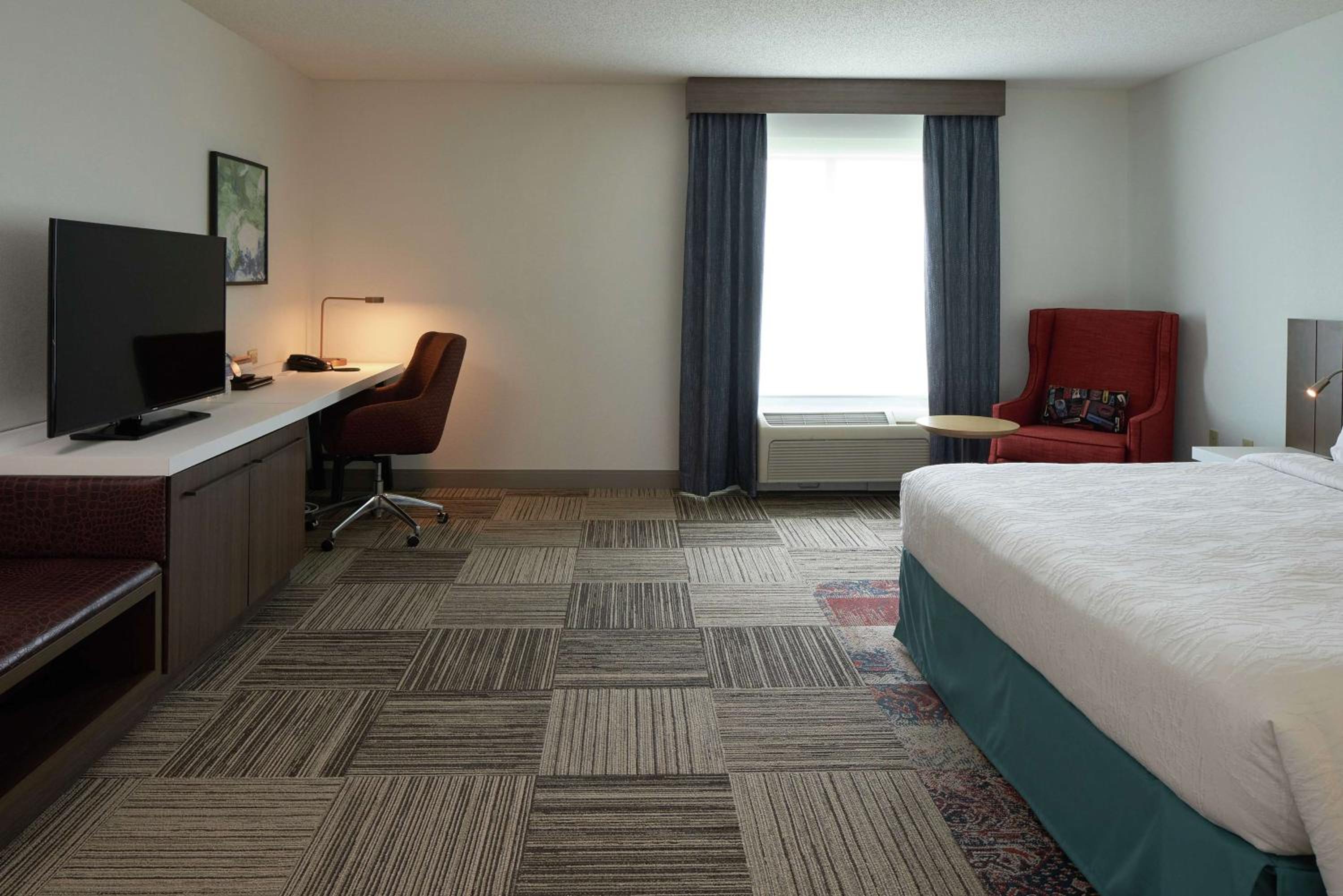 King Room with Bath Tub - Mobility Access - Photo 5