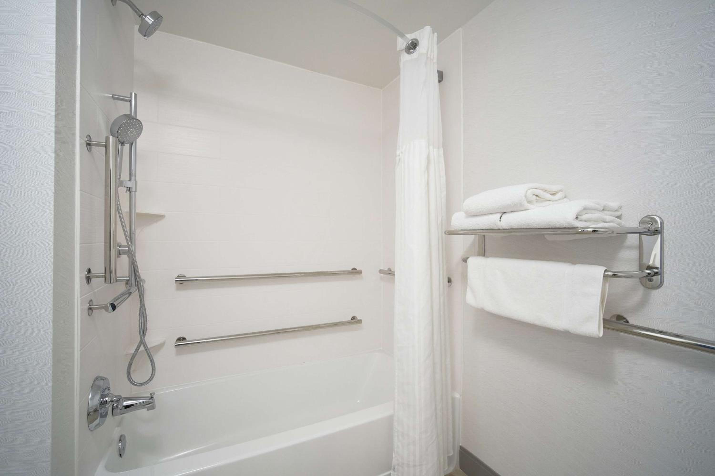 King Room with Bath Tub - Mobility Access - Photo 3