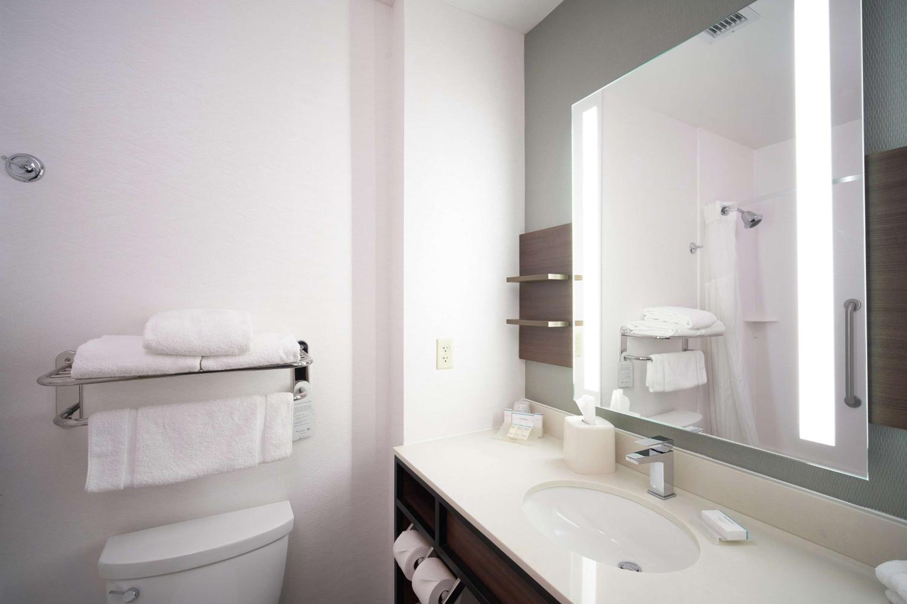 Queen Room with Two Queen Beds - Photo 4