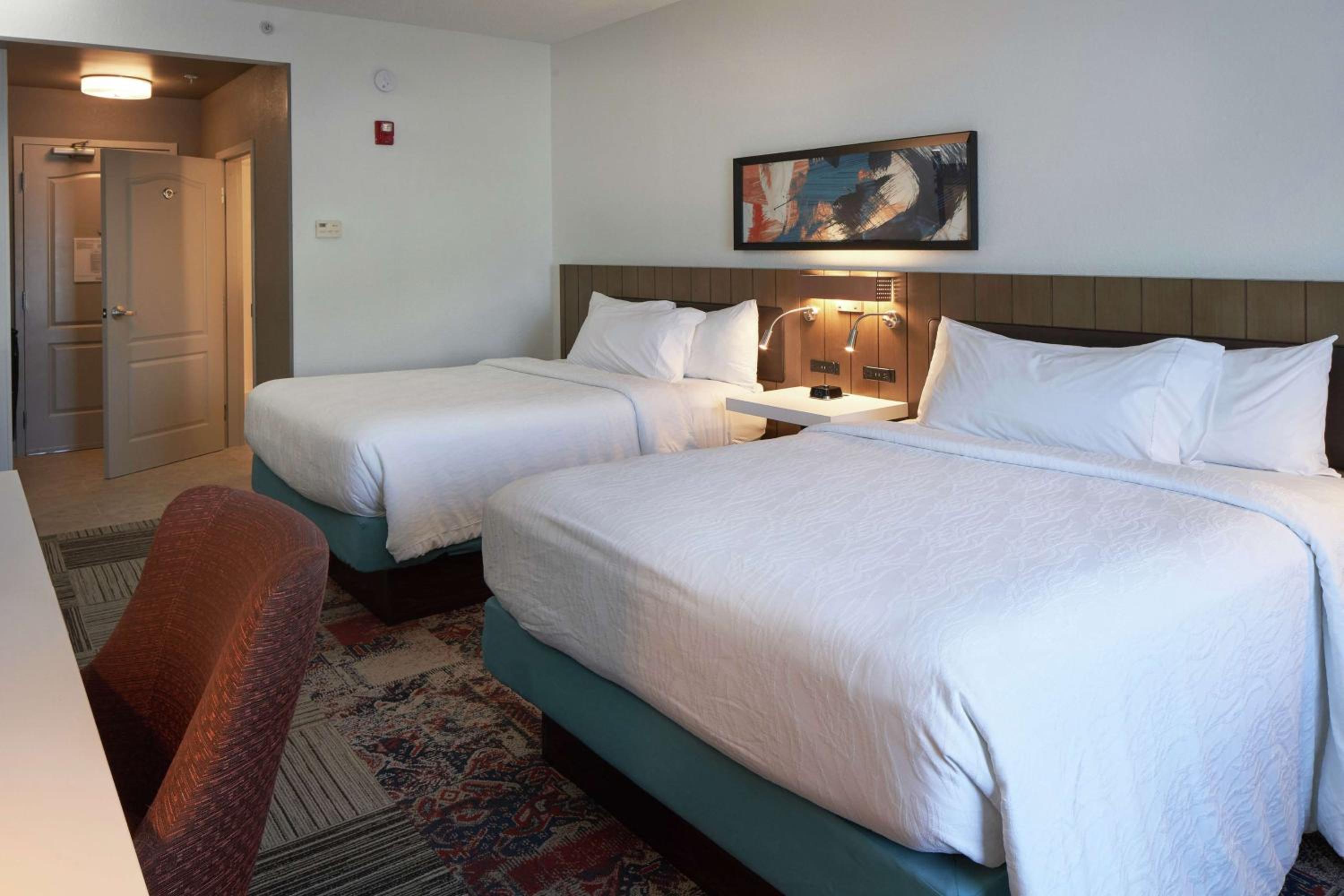 Queen Room with Two Queen Beds - Photo 3