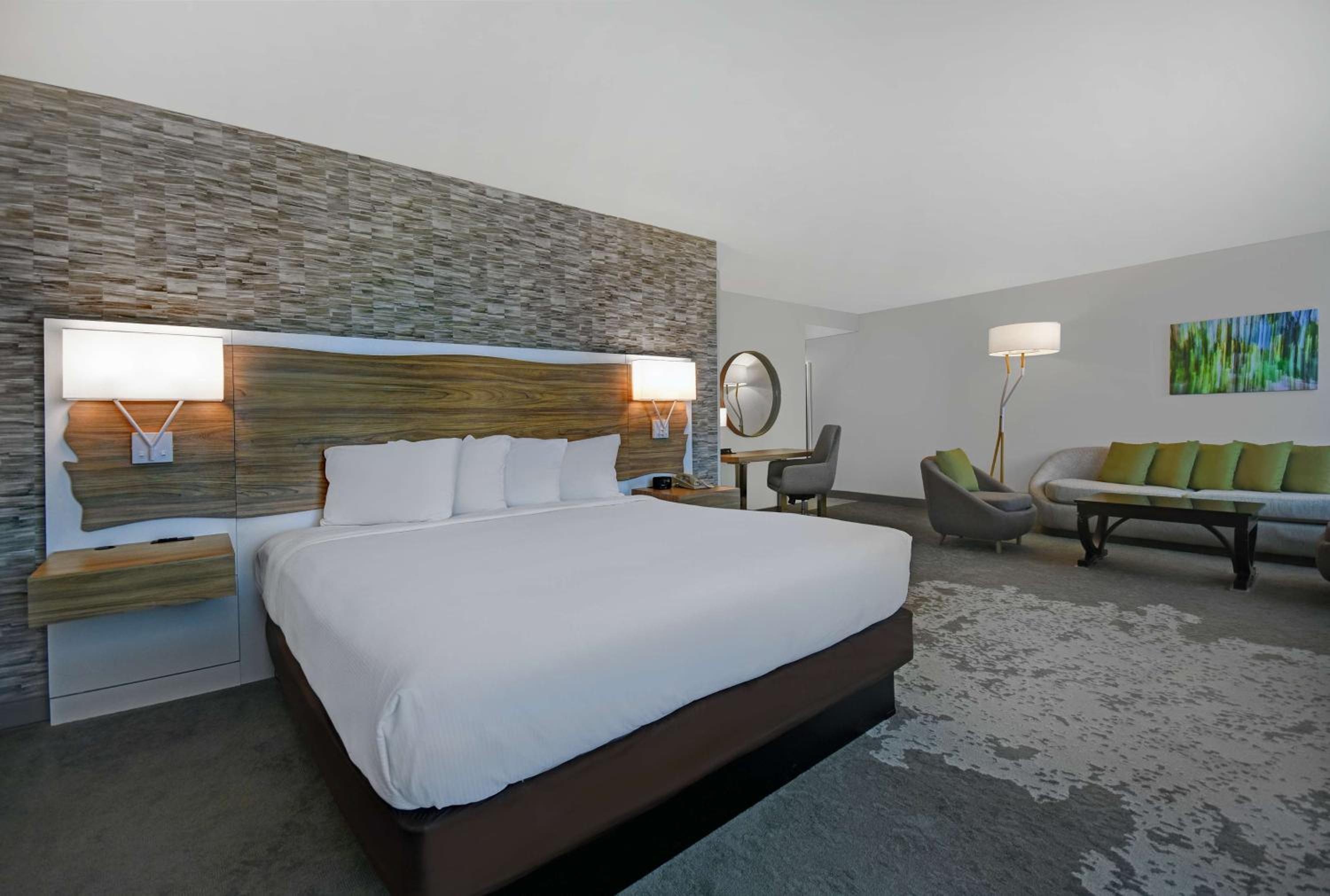 Junior Suite with King Bed - Photo 4