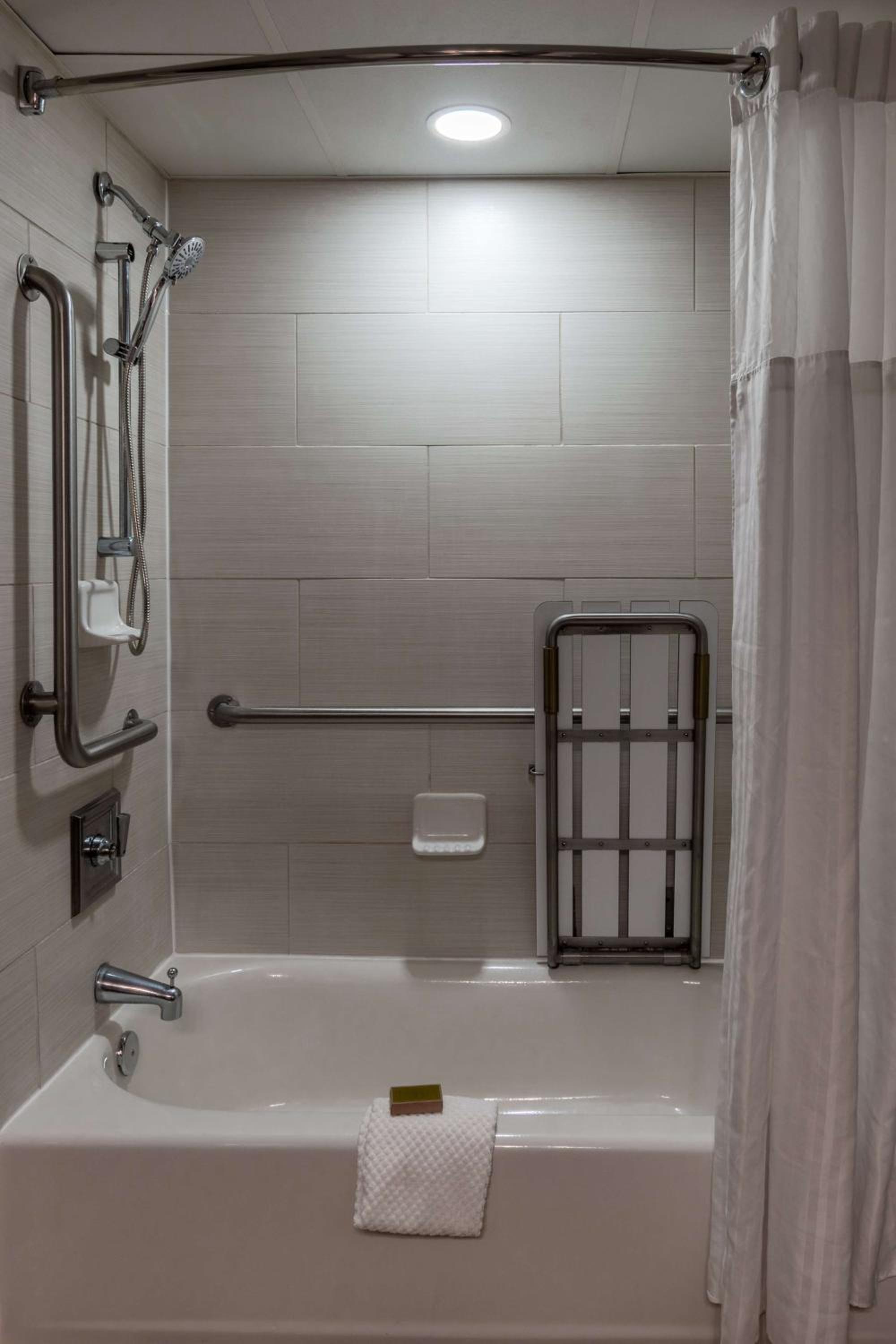 King Room with Bath Tub - Disability Access - Photo 2