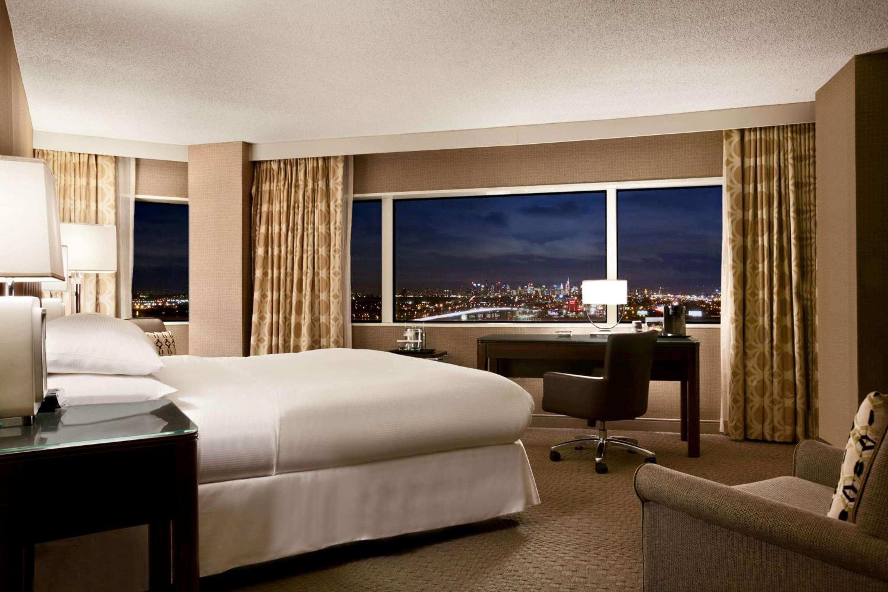 King Room with City View - Photo 3
