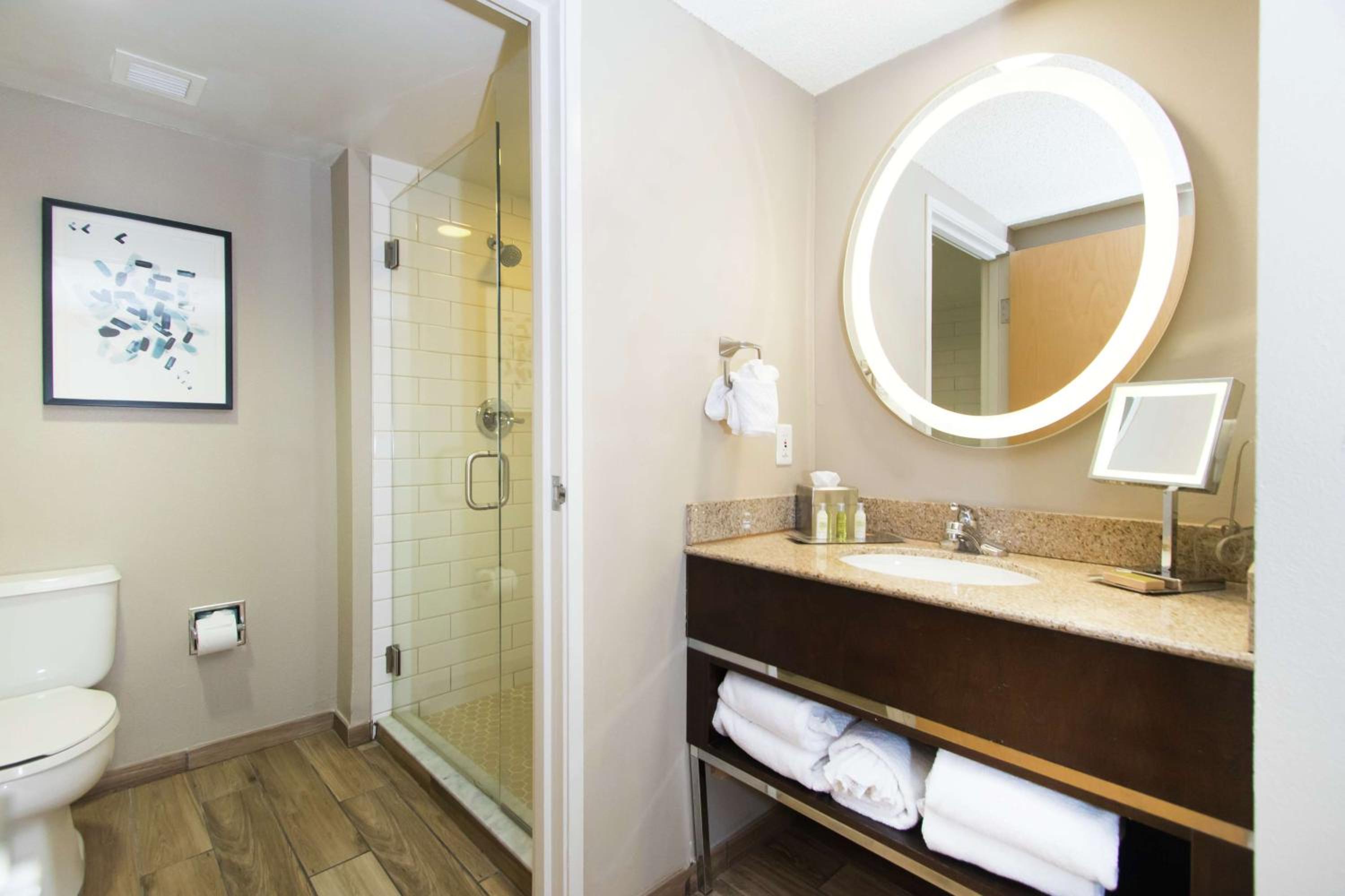 King Studio Suite with Balcony - Photo 2
