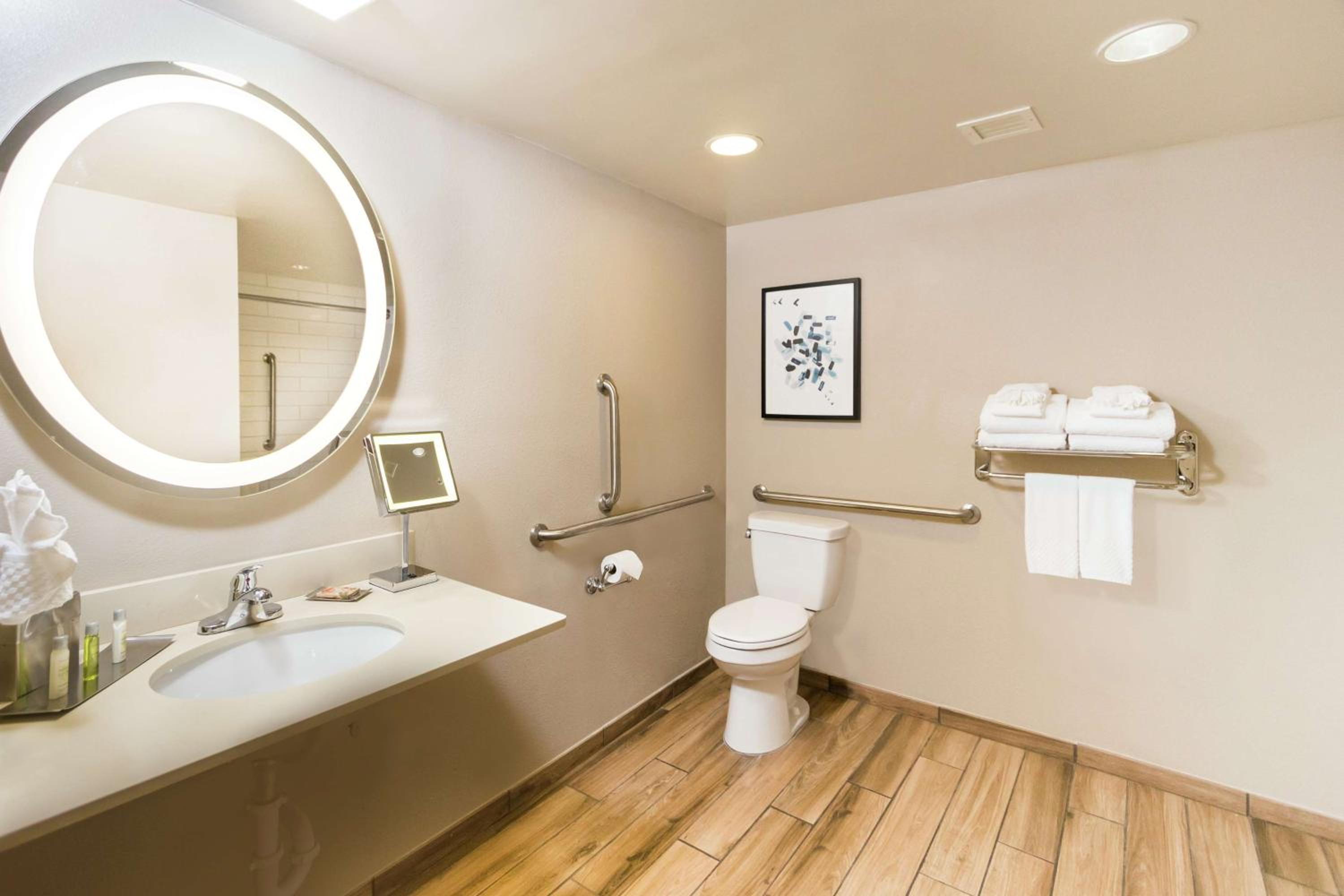 King Room with Roll-In Shower - Disability Access - Photo 2