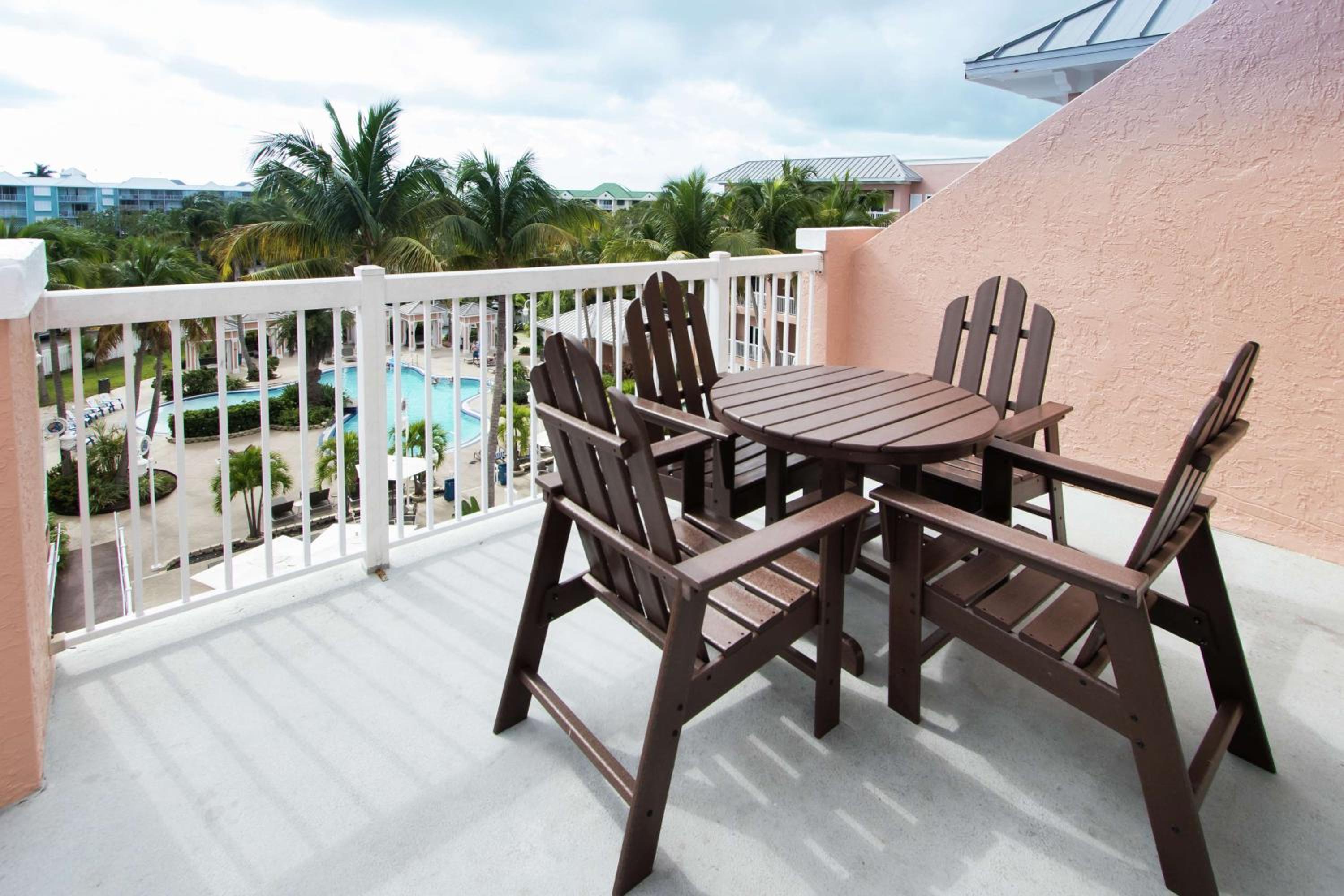 King Studio Suite with Balcony - Photo 3