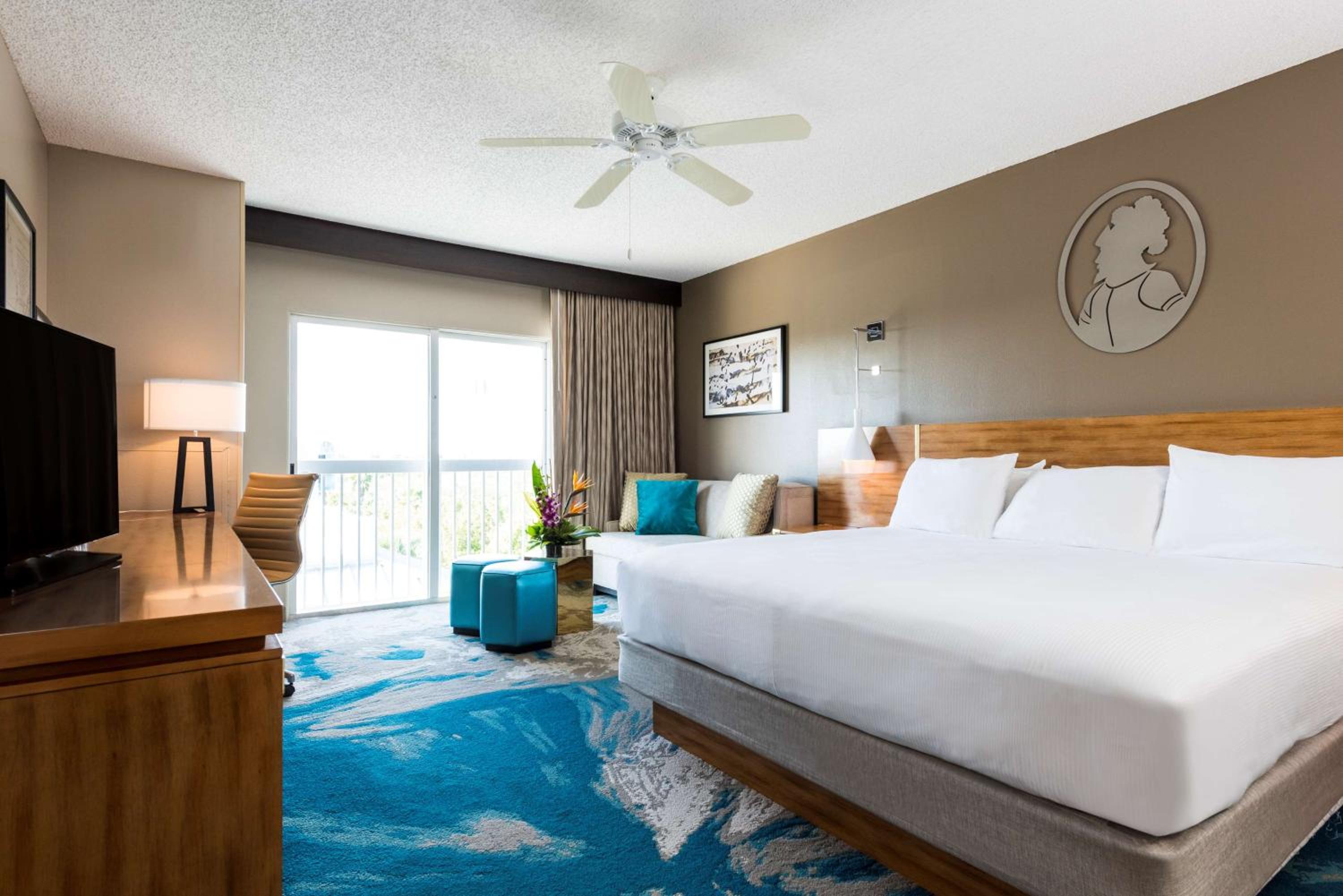King Suite with Balcony thumbnail 5