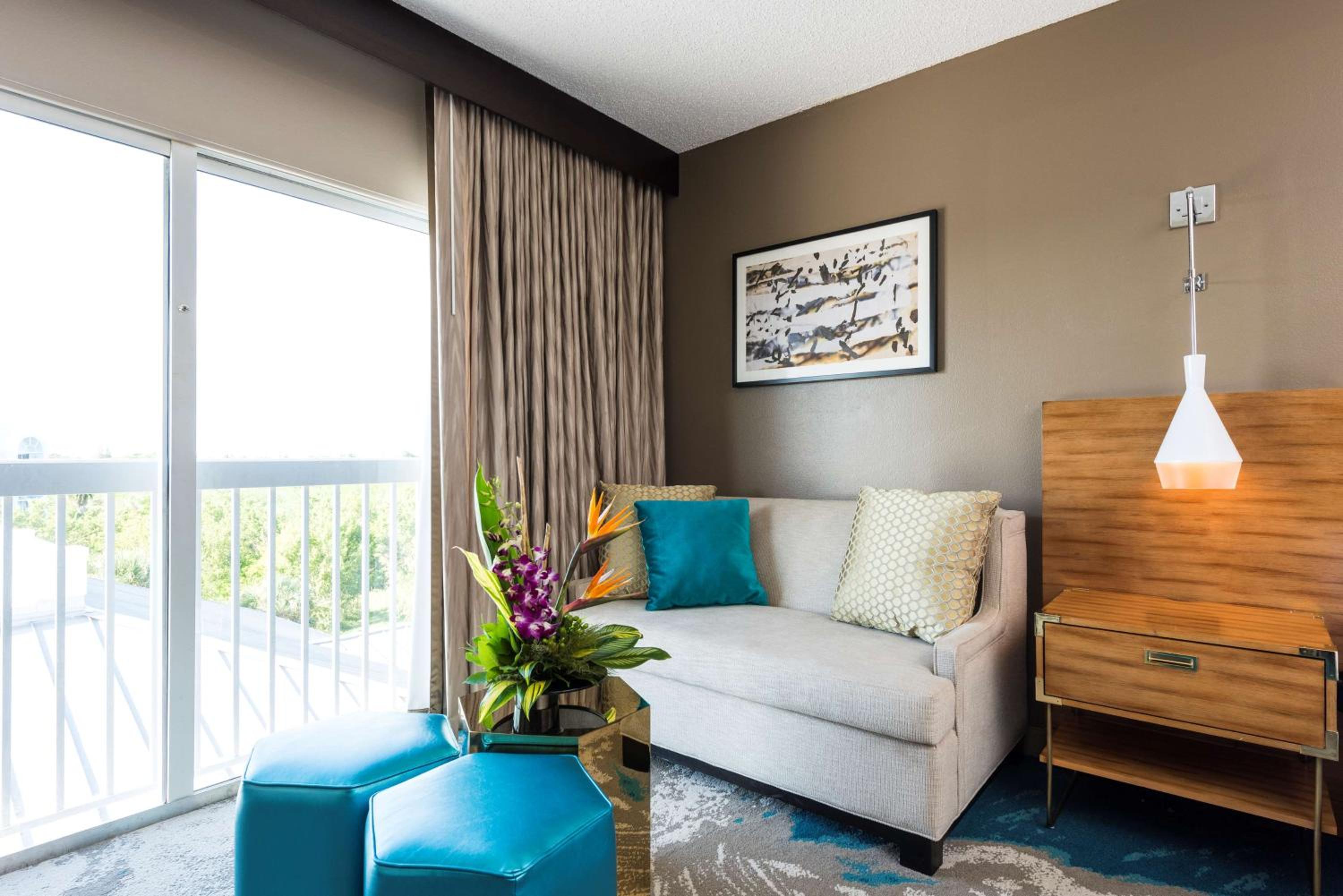 Queen Suite with Two Queen Beds and Balcony with Pool View - Photo 4