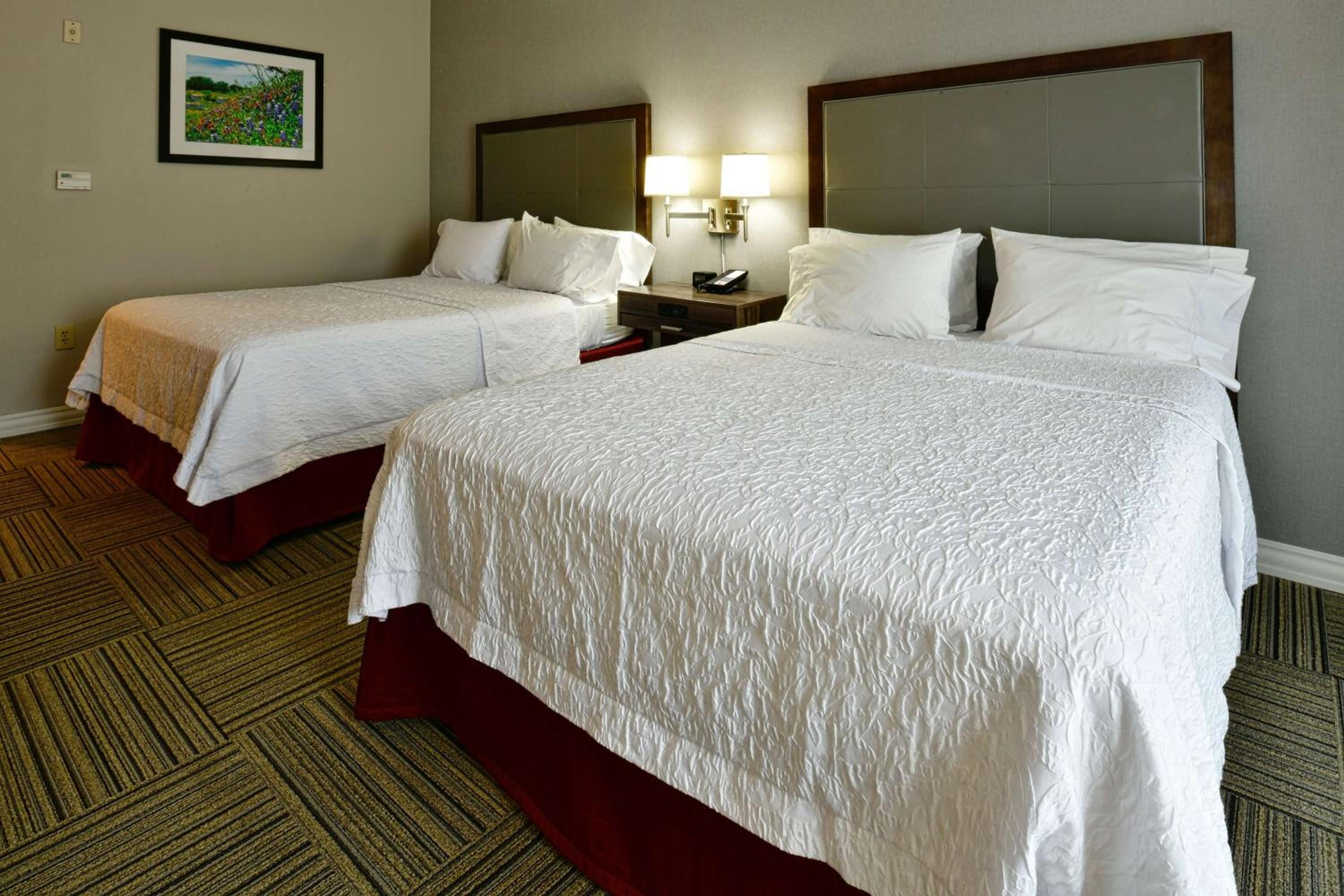 Room with Two Queen Beds - Non-Smoking - Photo 4