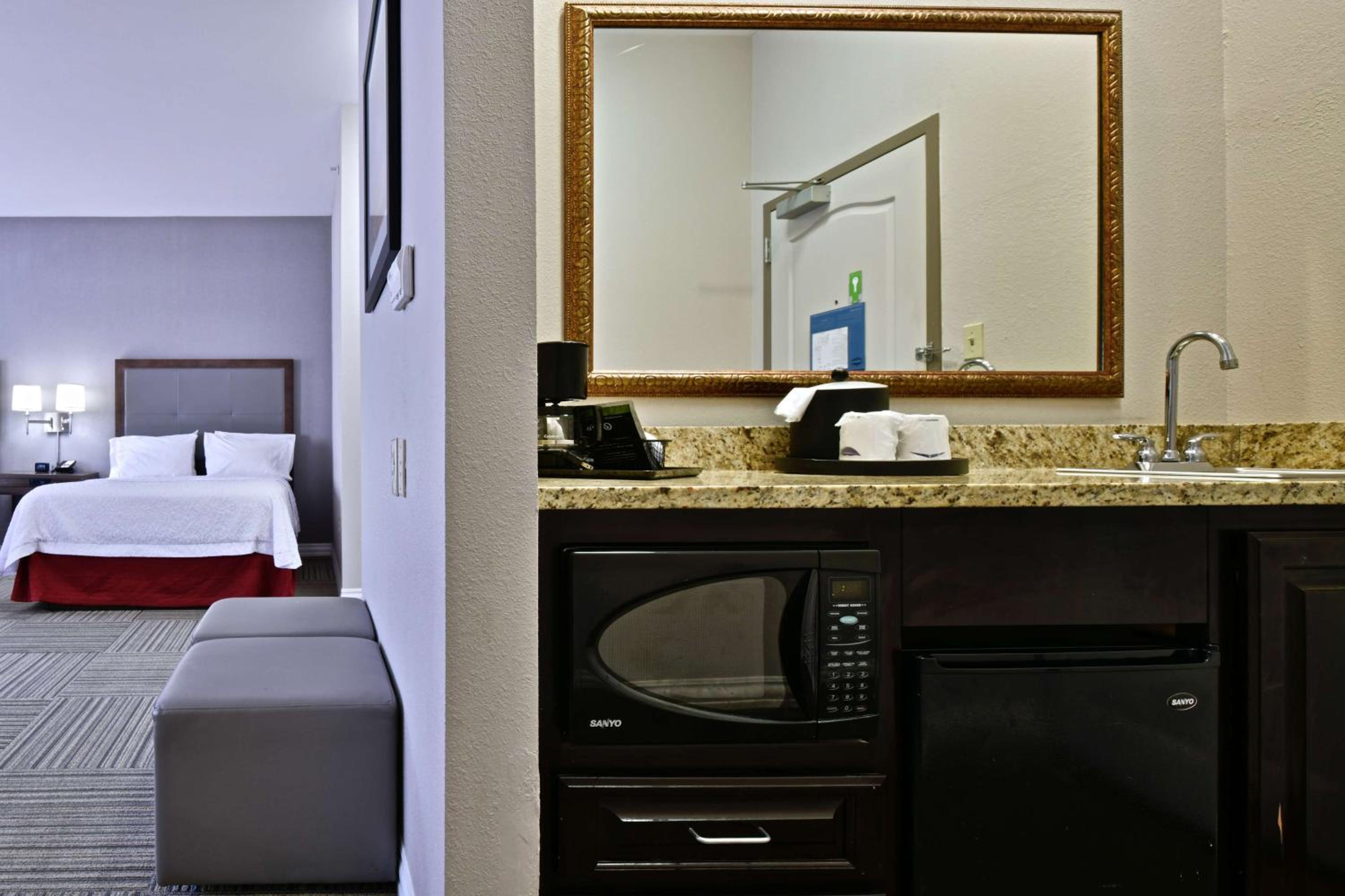 Queen Studio Suite with Two Queen Beds - Non-Smoking - Photo 3