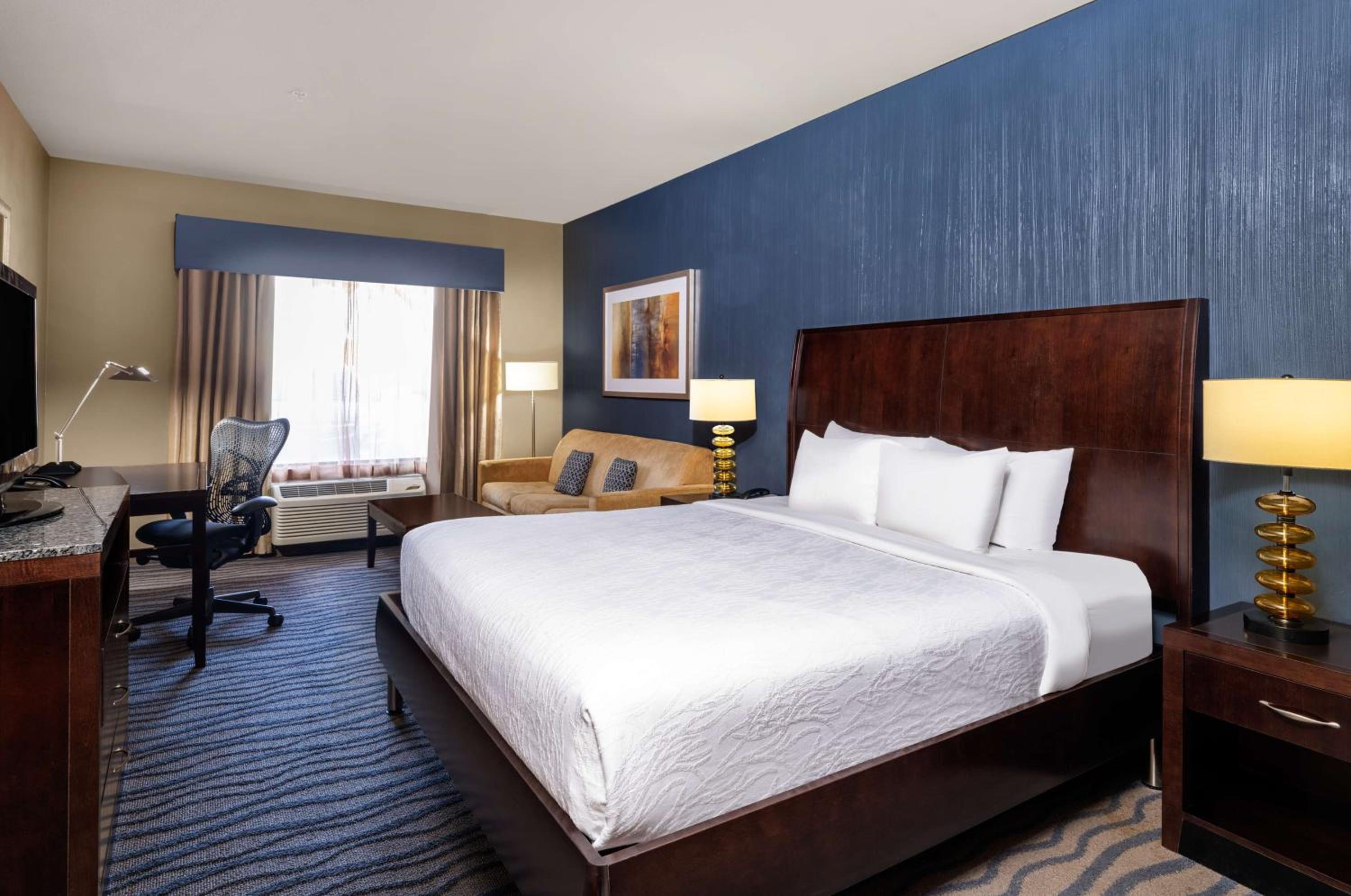 Deluxe King Room with Sofa Bed - Photo 2