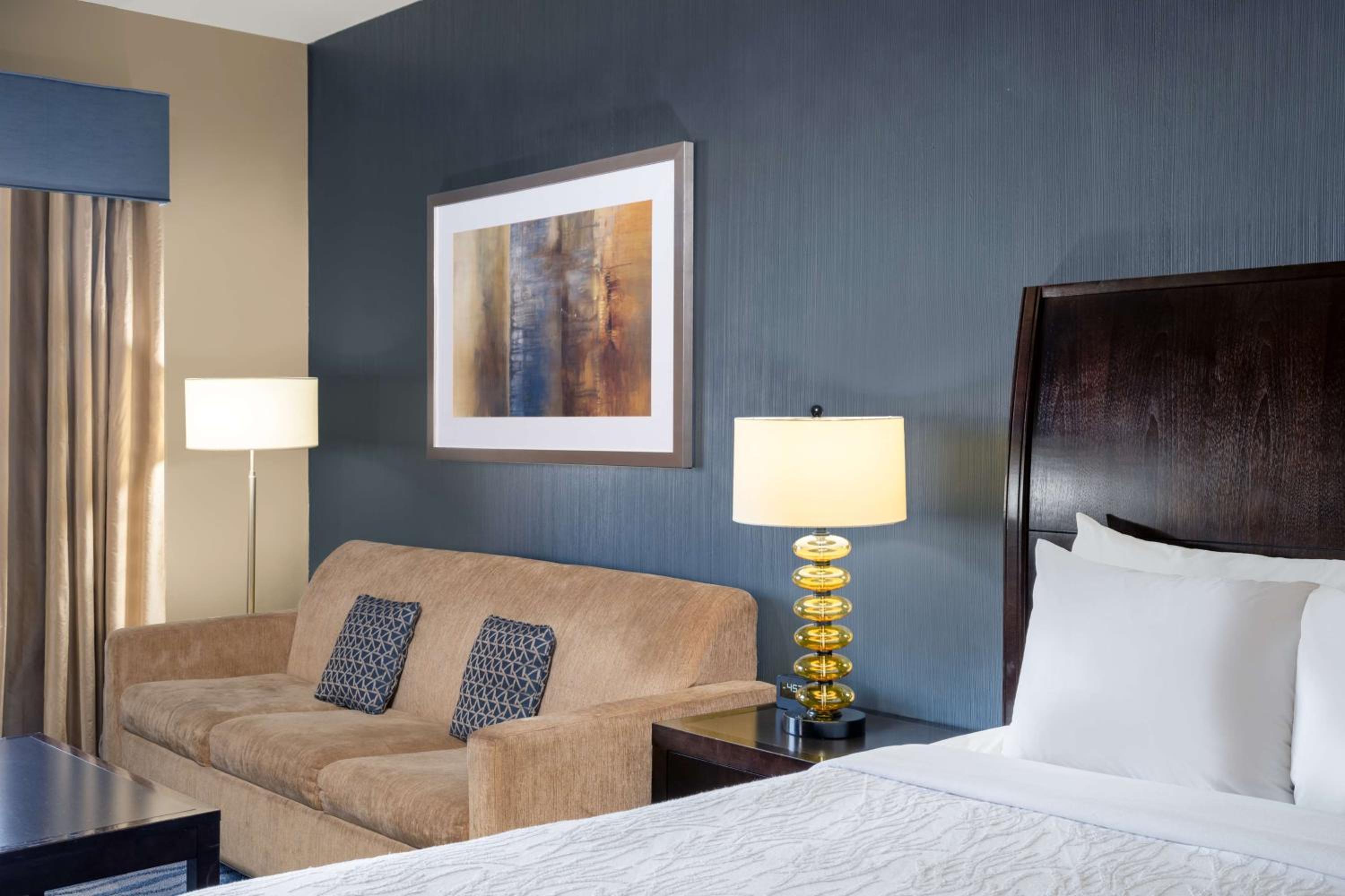 Deluxe King Room with Sofa Bed - Photo 3
