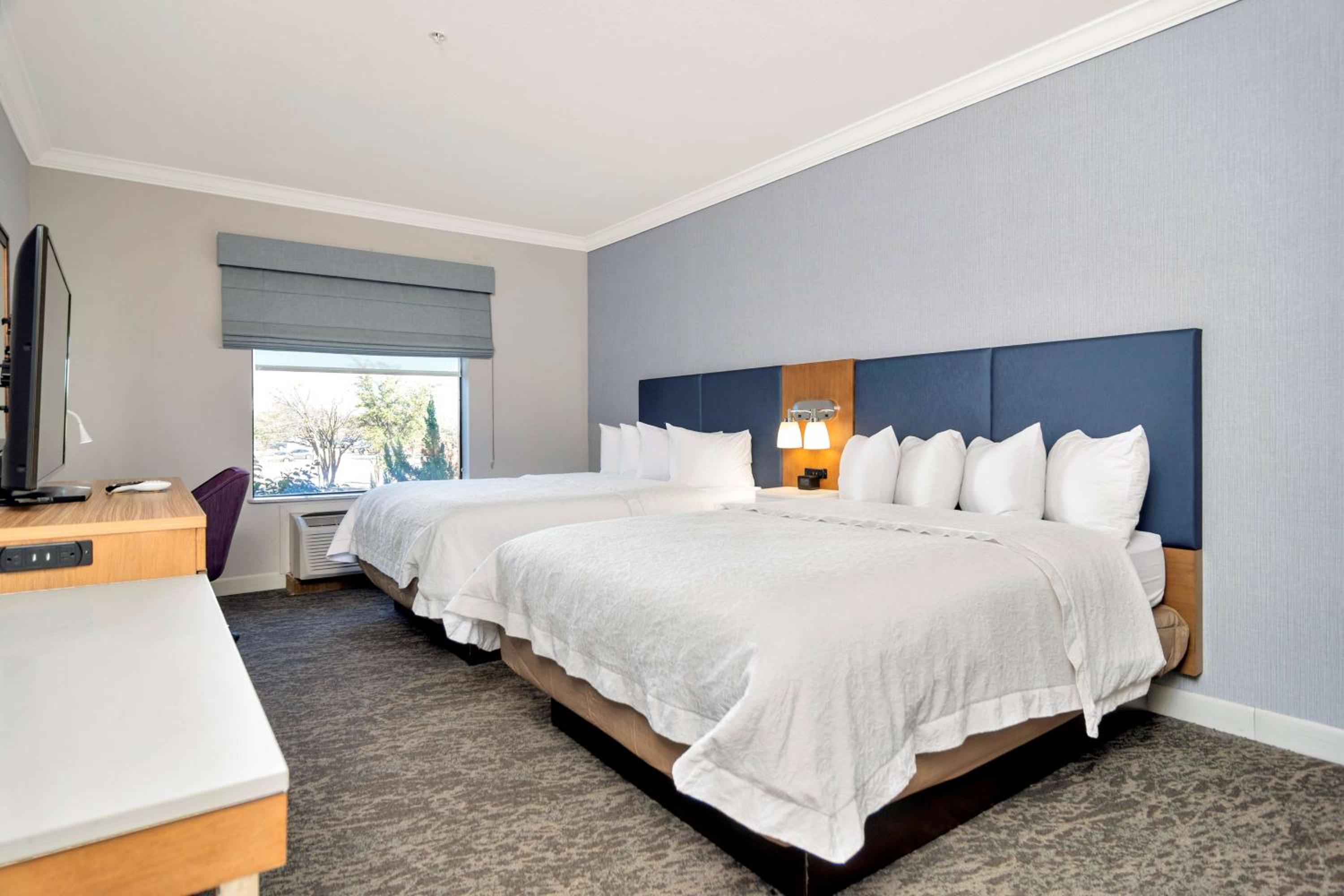Room with Two Queen Beds - Non-Smoking - Photo 2