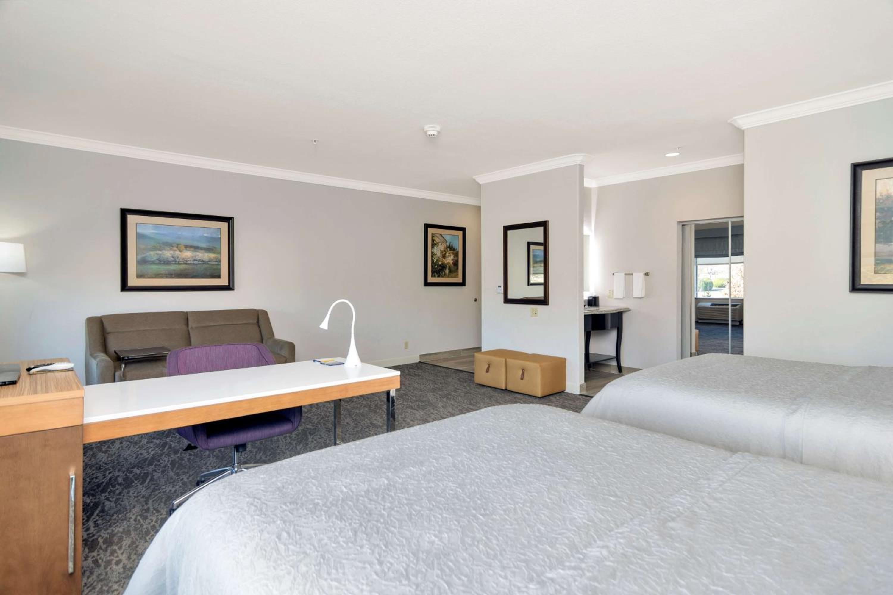 Queen Studio Suite with Two Queen Beds - Non-Smoking - Photo 2