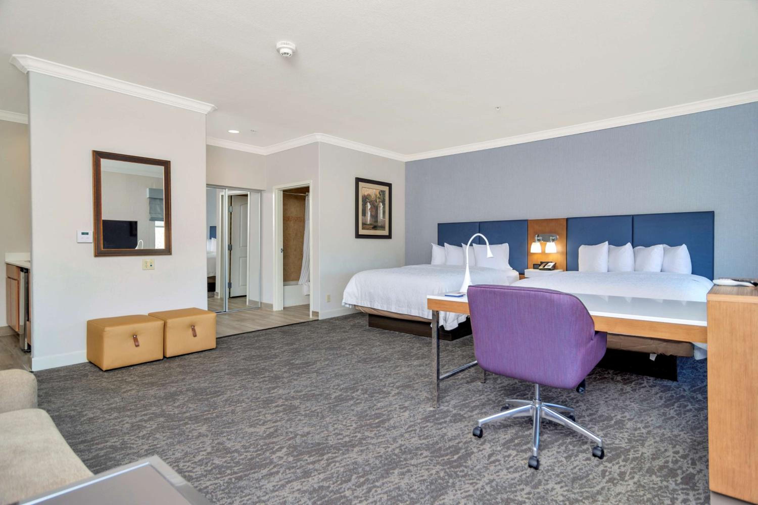 Queen Studio Suite with Two Queen Beds - Non-Smoking - Photo 4