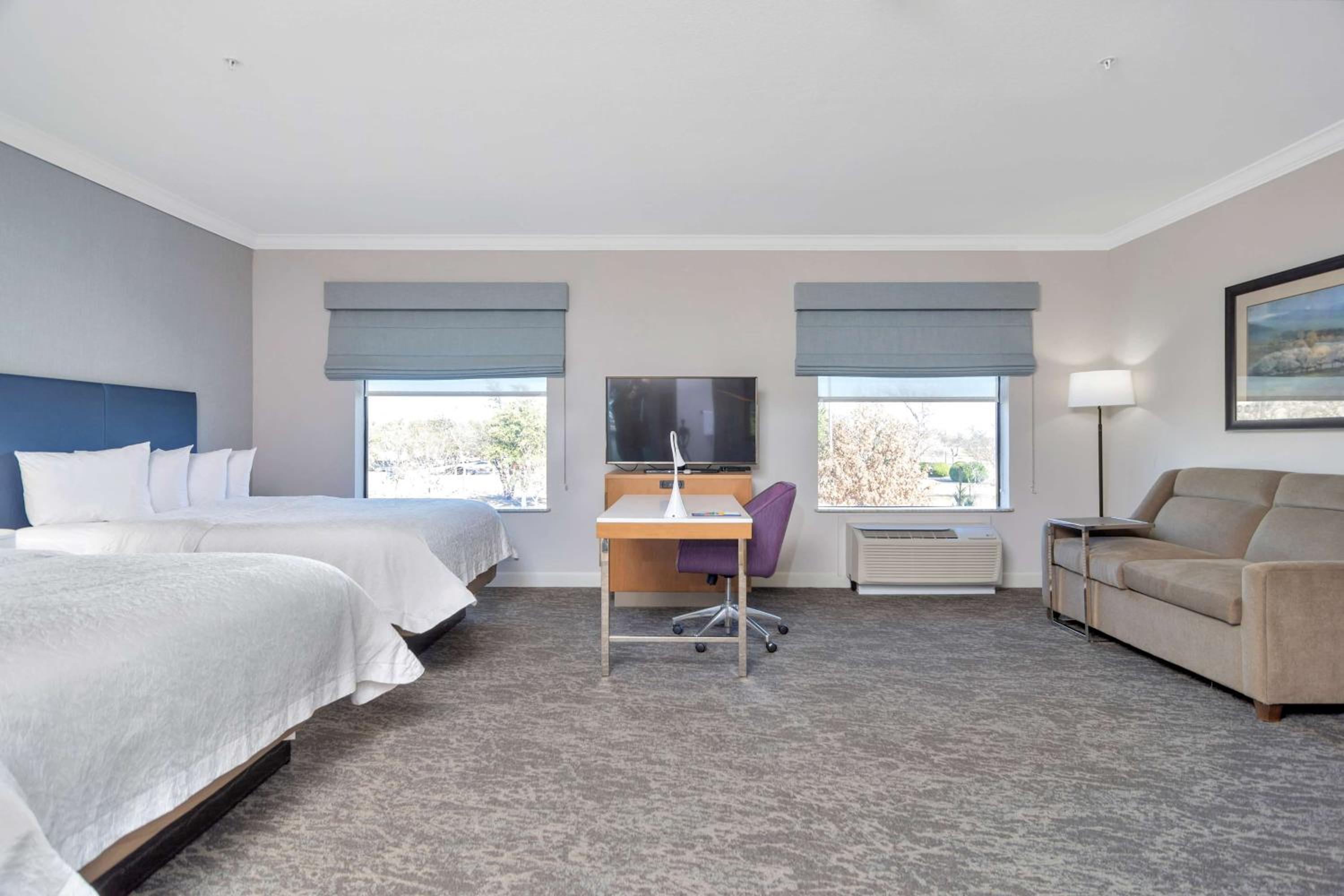 Queen Studio Suite with Two Queen Beds - Non-Smoking - Photo 6