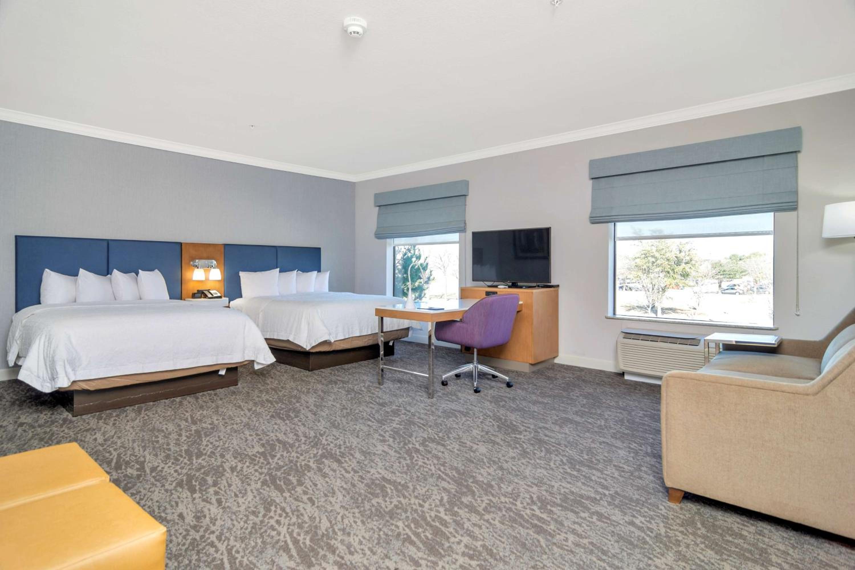 Queen Studio Suite with Two Queen Beds - Non-Smoking - Photo 8