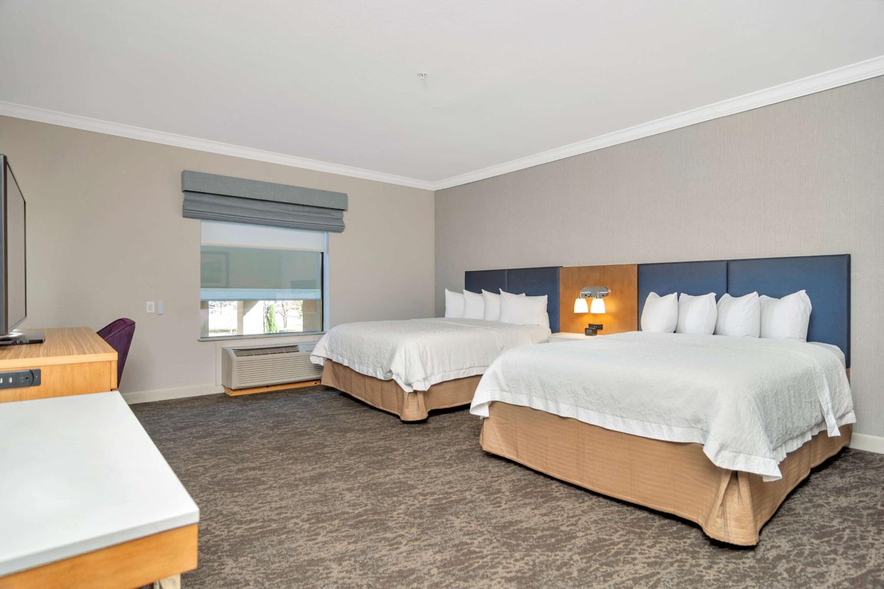 Room with Two Queen Beds - Non-Smoking - Photo 3