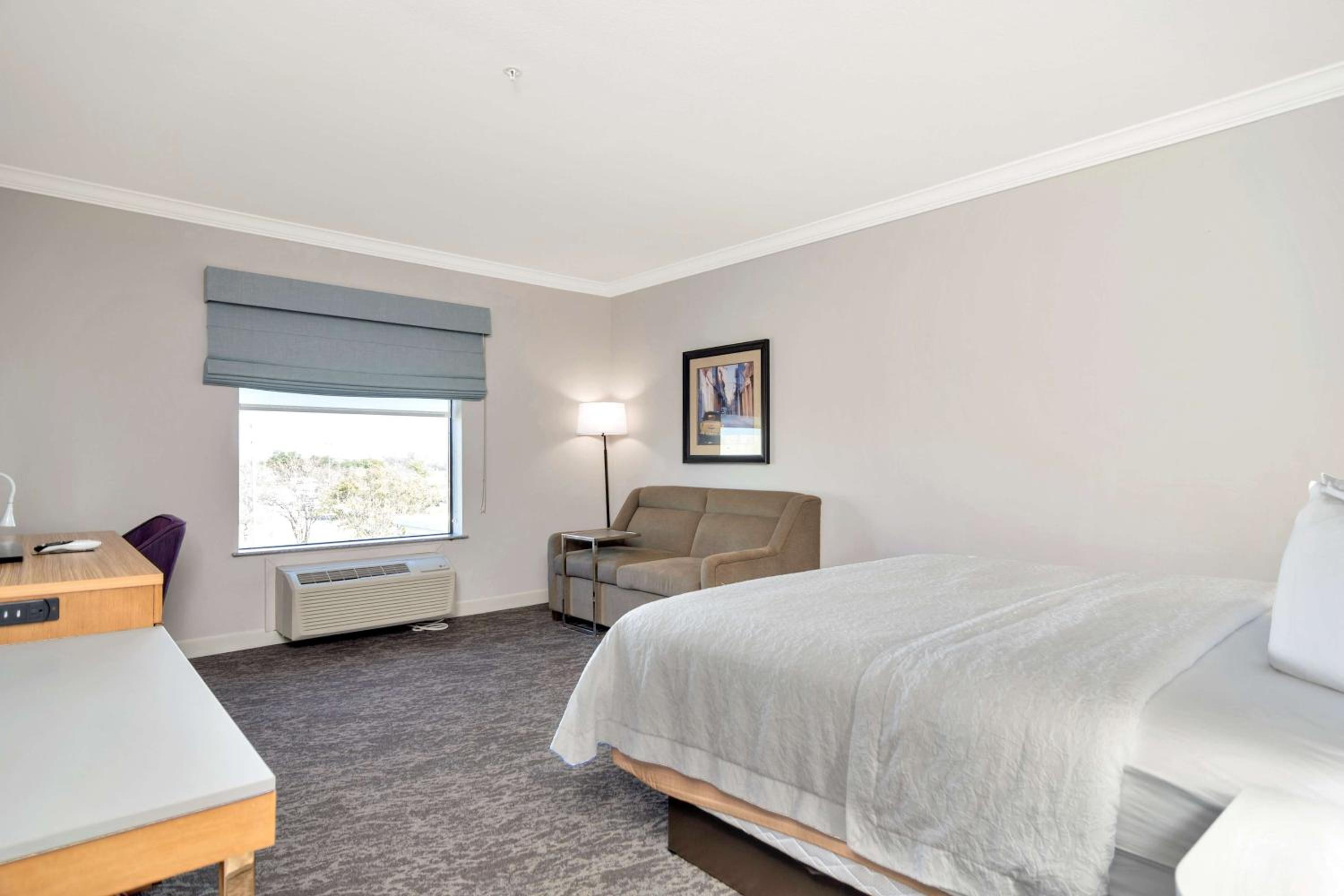 King Room - Non-Smoking - Photo 4