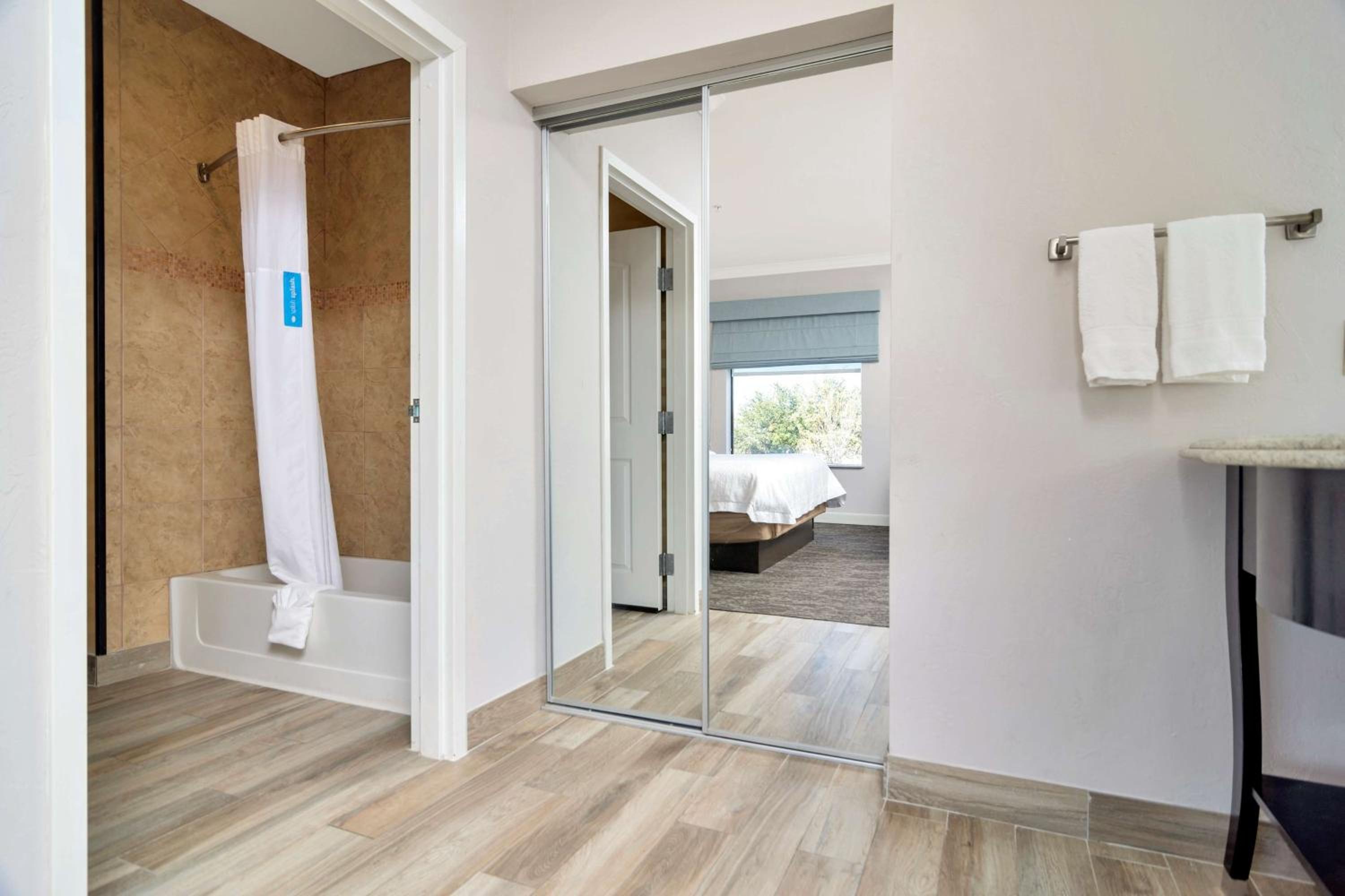 King Studio Suite - Non-Smoking - Photo 7