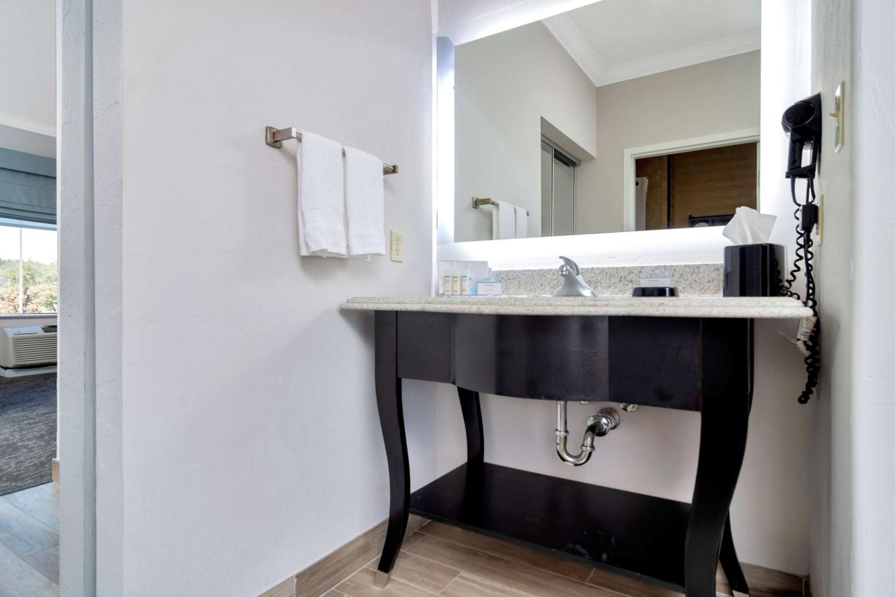 King Studio Suite - Non-Smoking - Photo 6