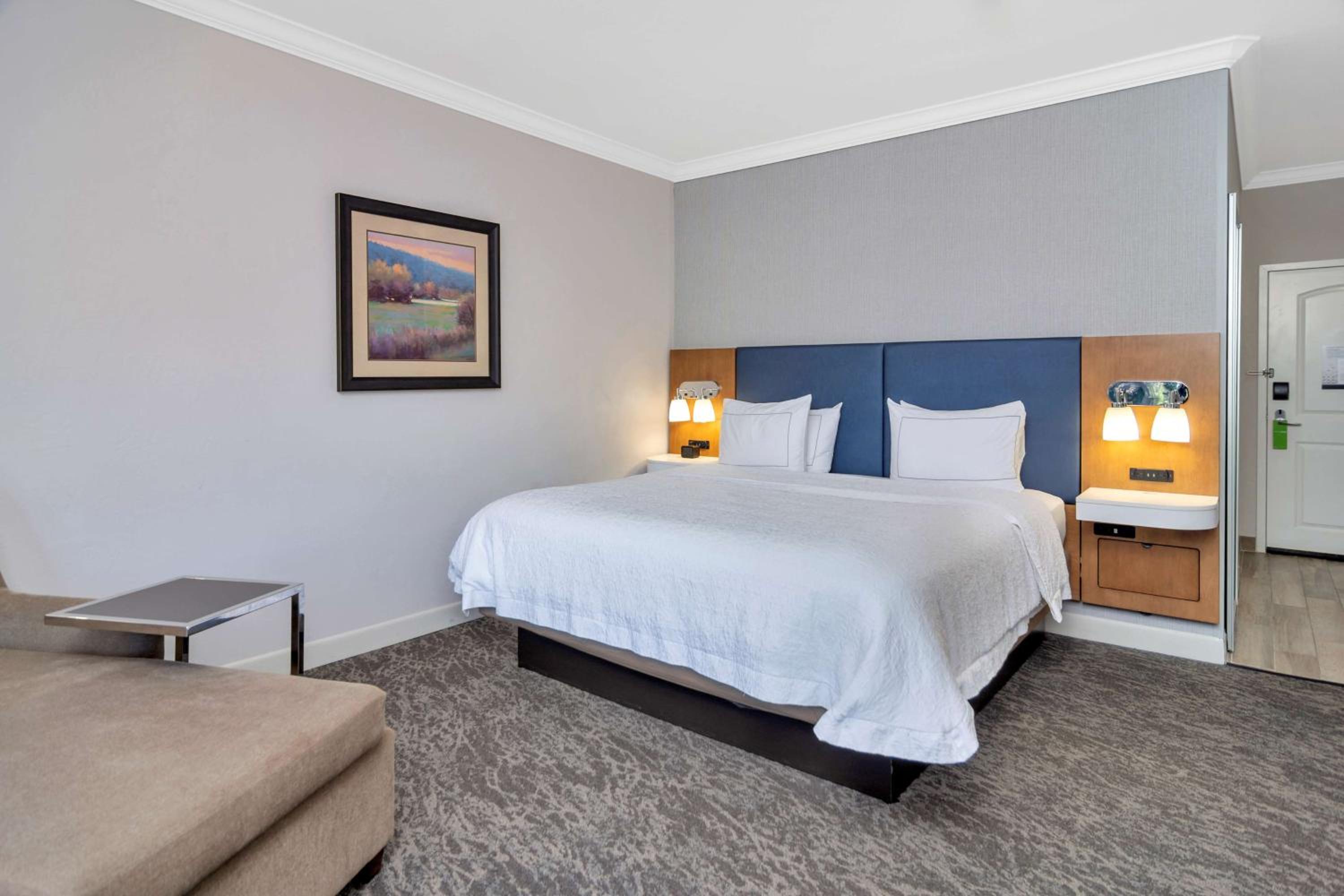 King Room with King Bed - Non-Smoking - Photo 1