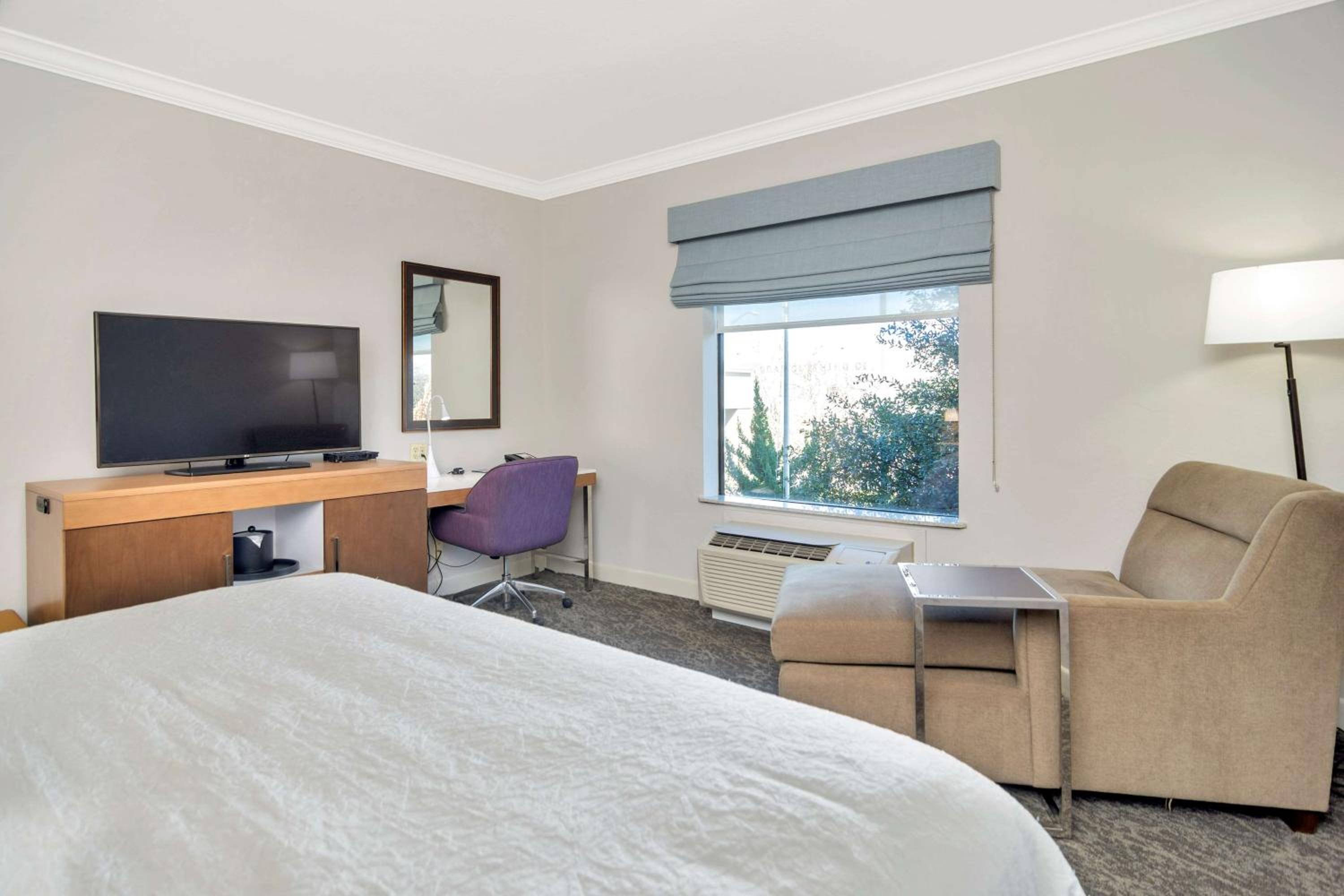 King Room with King Bed - Non-Smoking - Photo 2