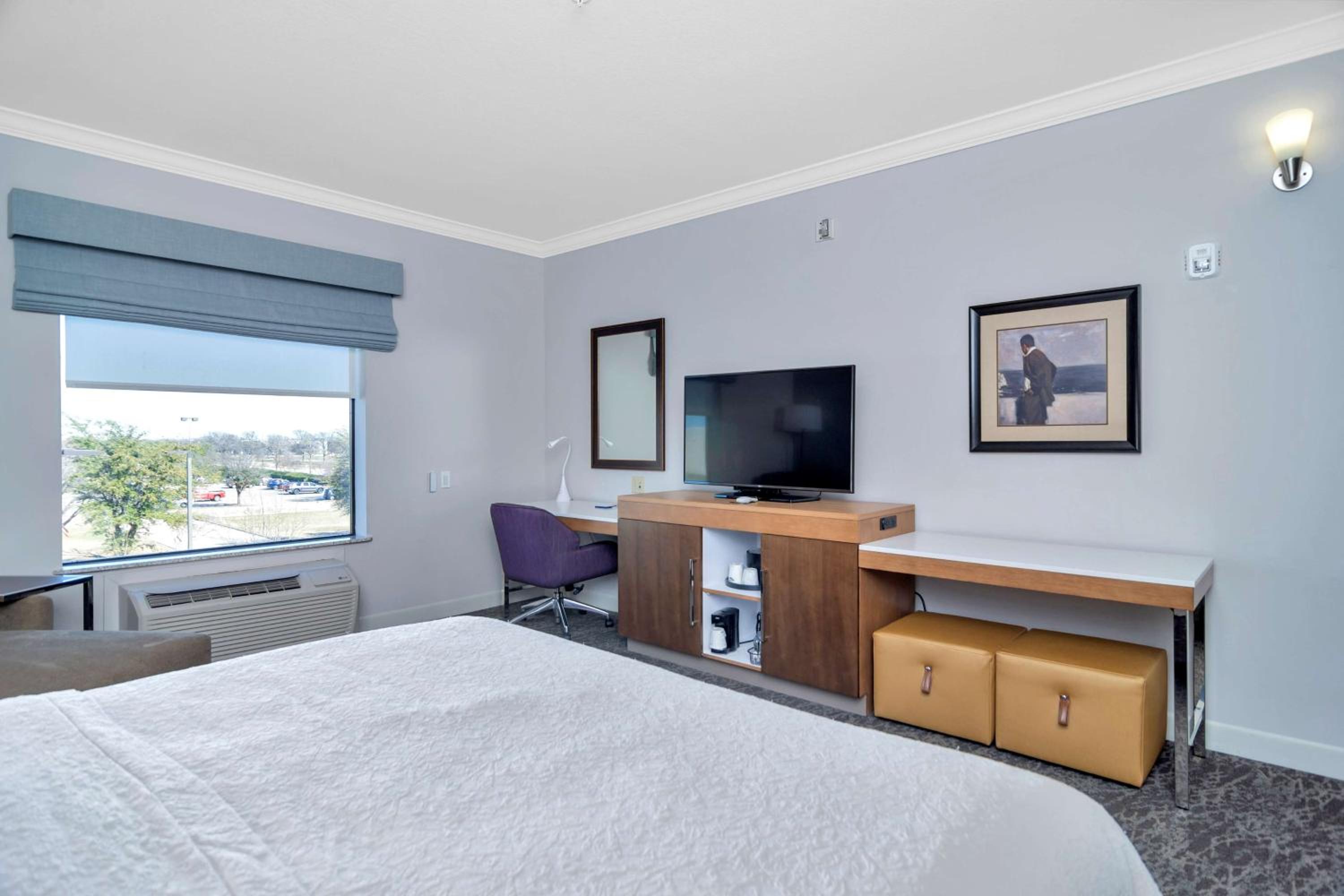 King Room with Accessible Tub - Mobility and Hearing Access/Non-Smoking photo 2