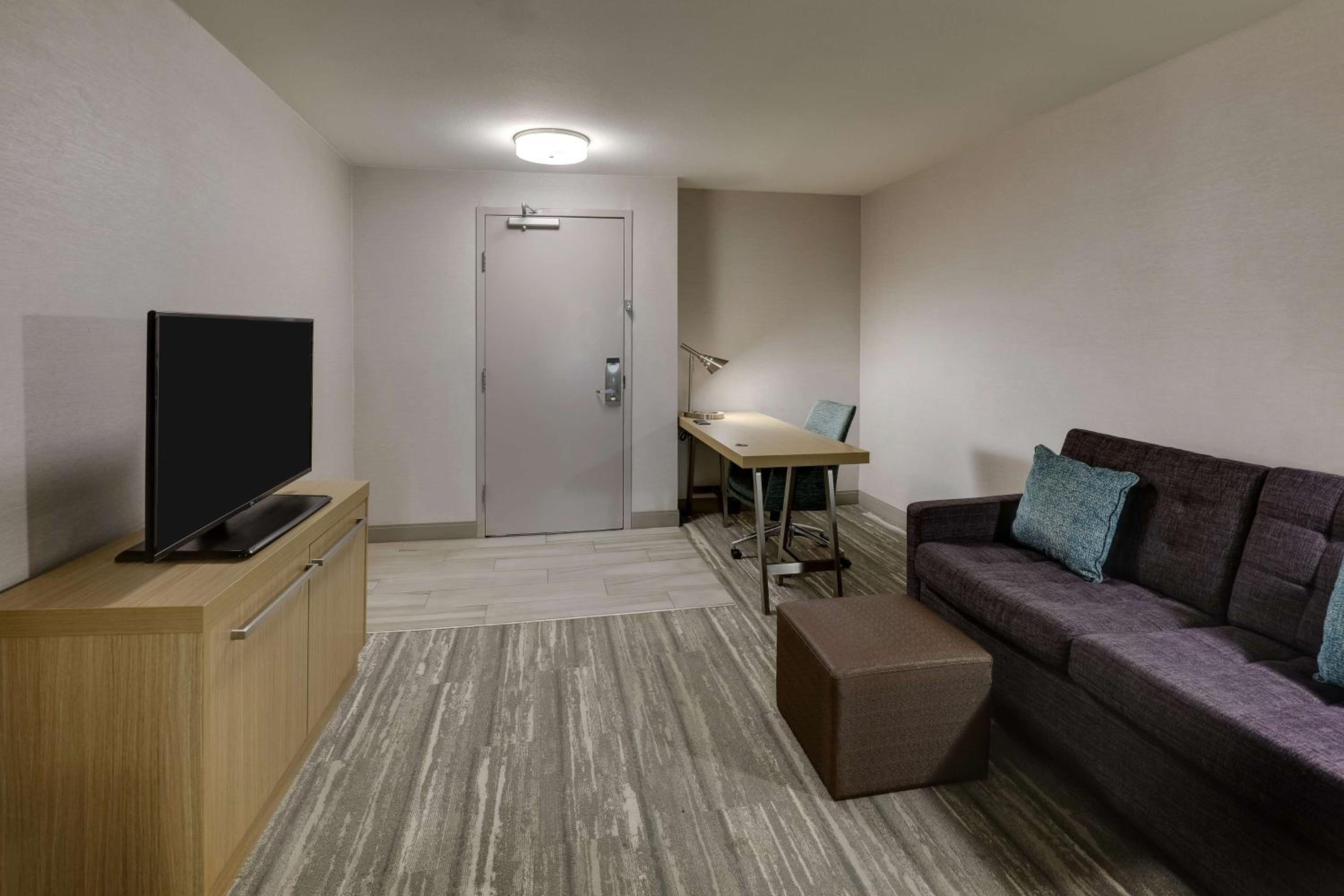 Junior King Suite with Sofa Bed - Photo 5