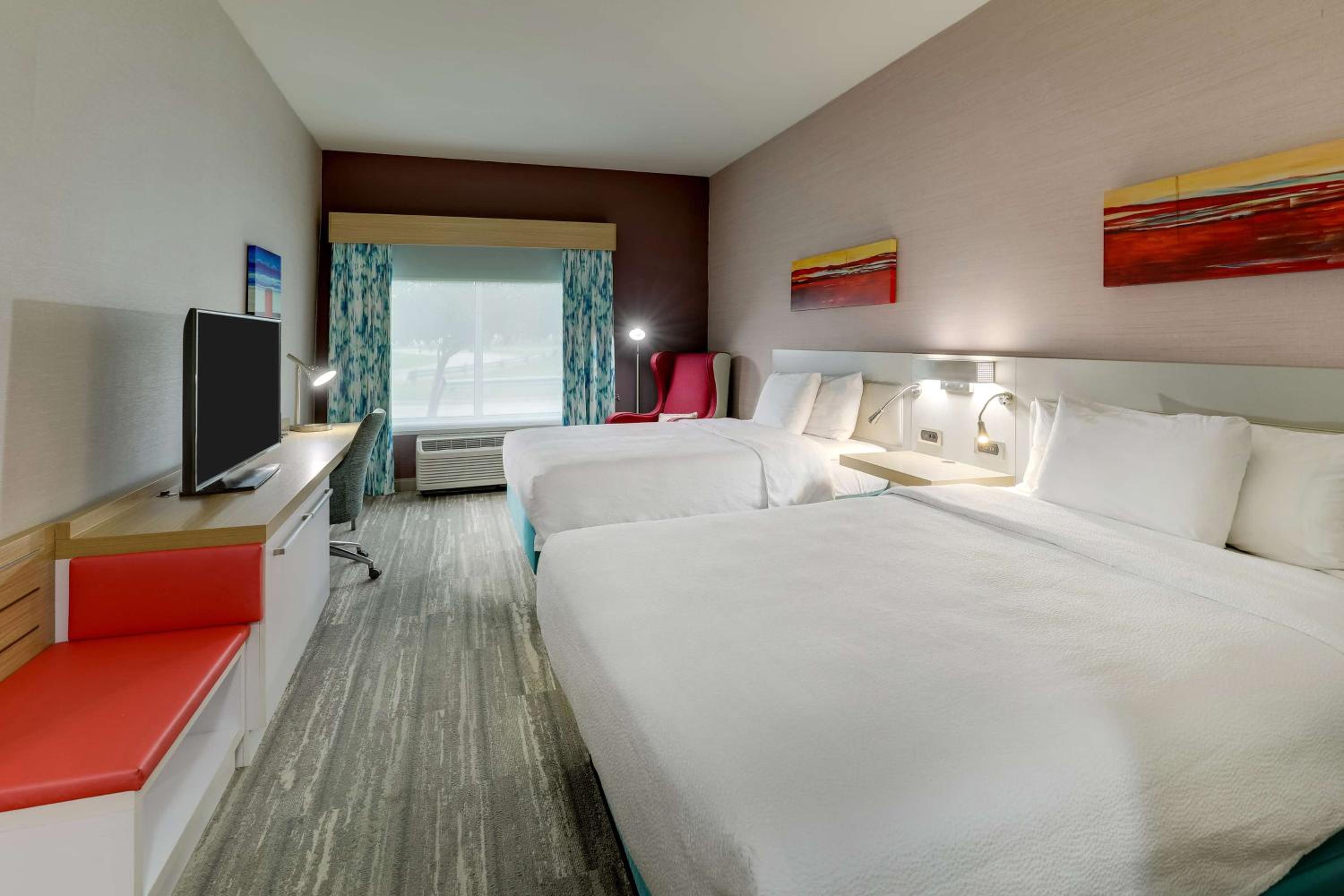 Queen Room with Two Queen Beds - Photo 3