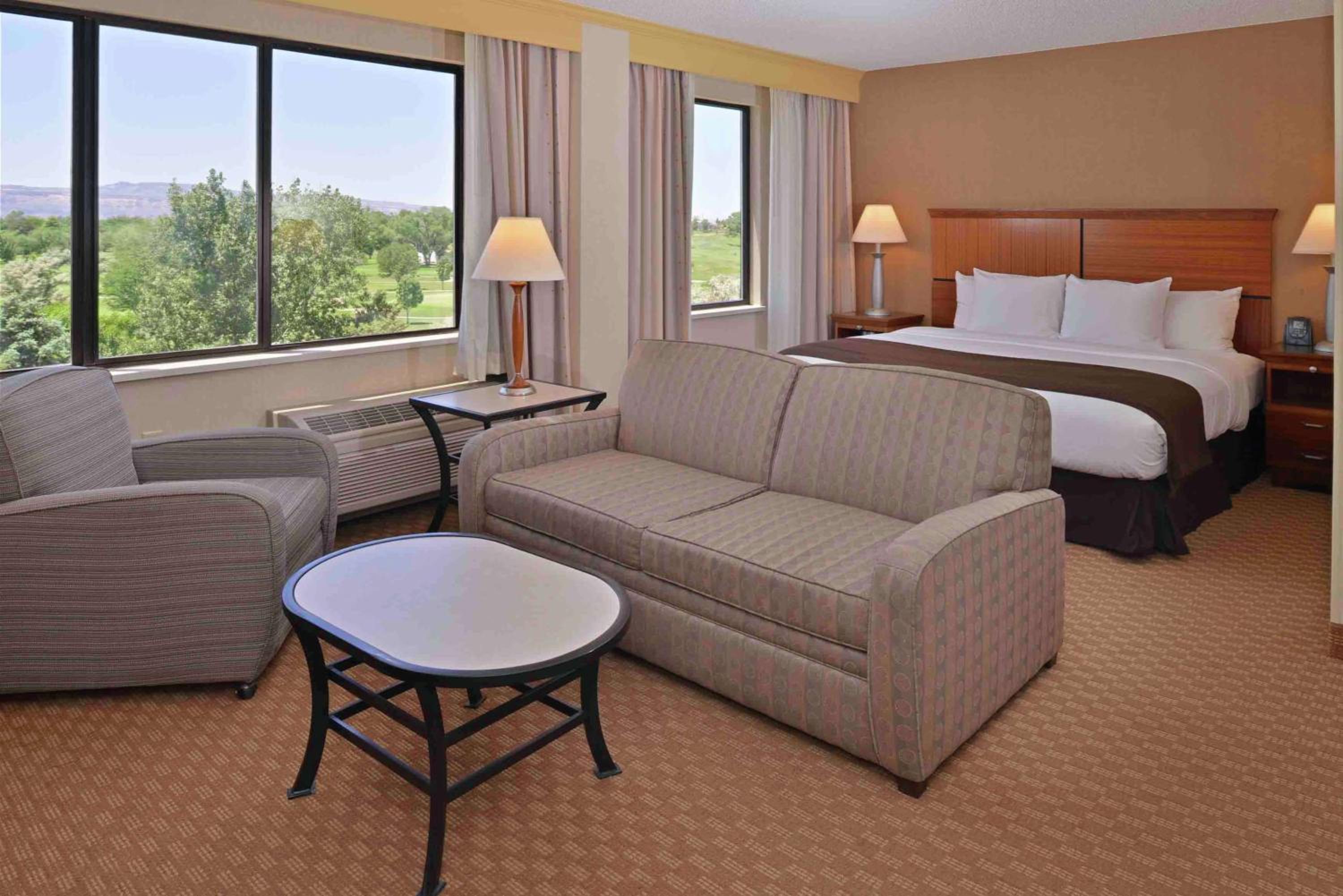 King Room with Sofa Bed - Non-Smoking - Photo 3