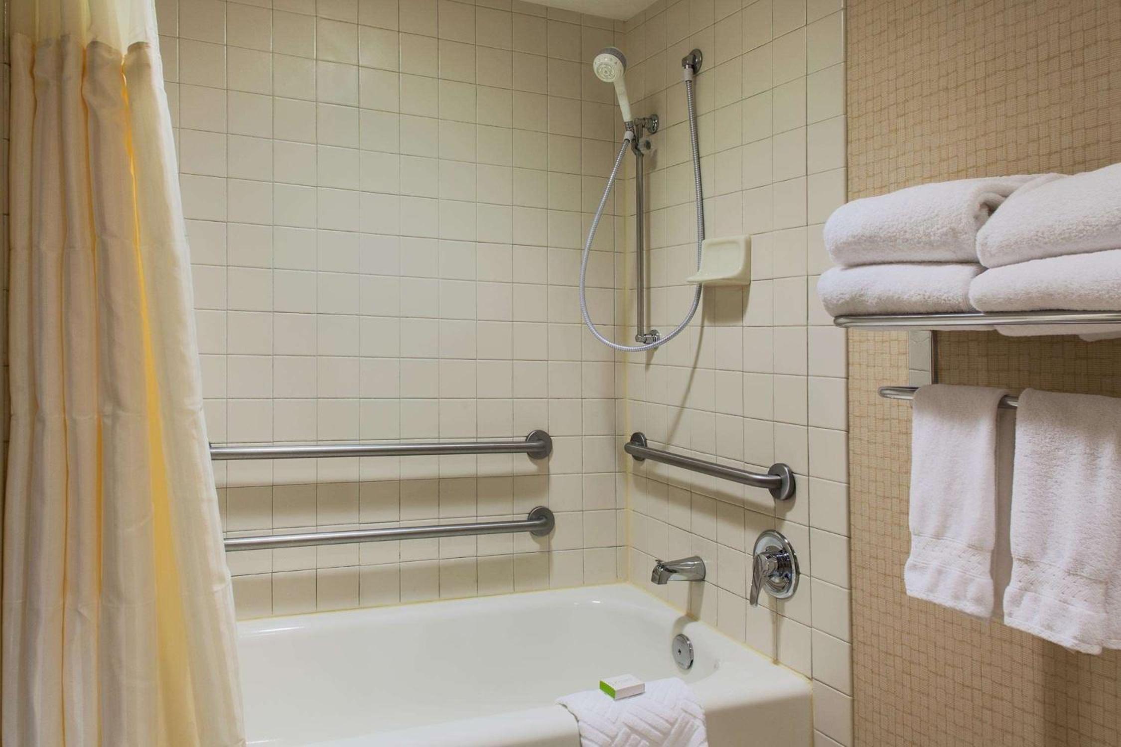 Double Room Accessible w/ Tub - Photo 4