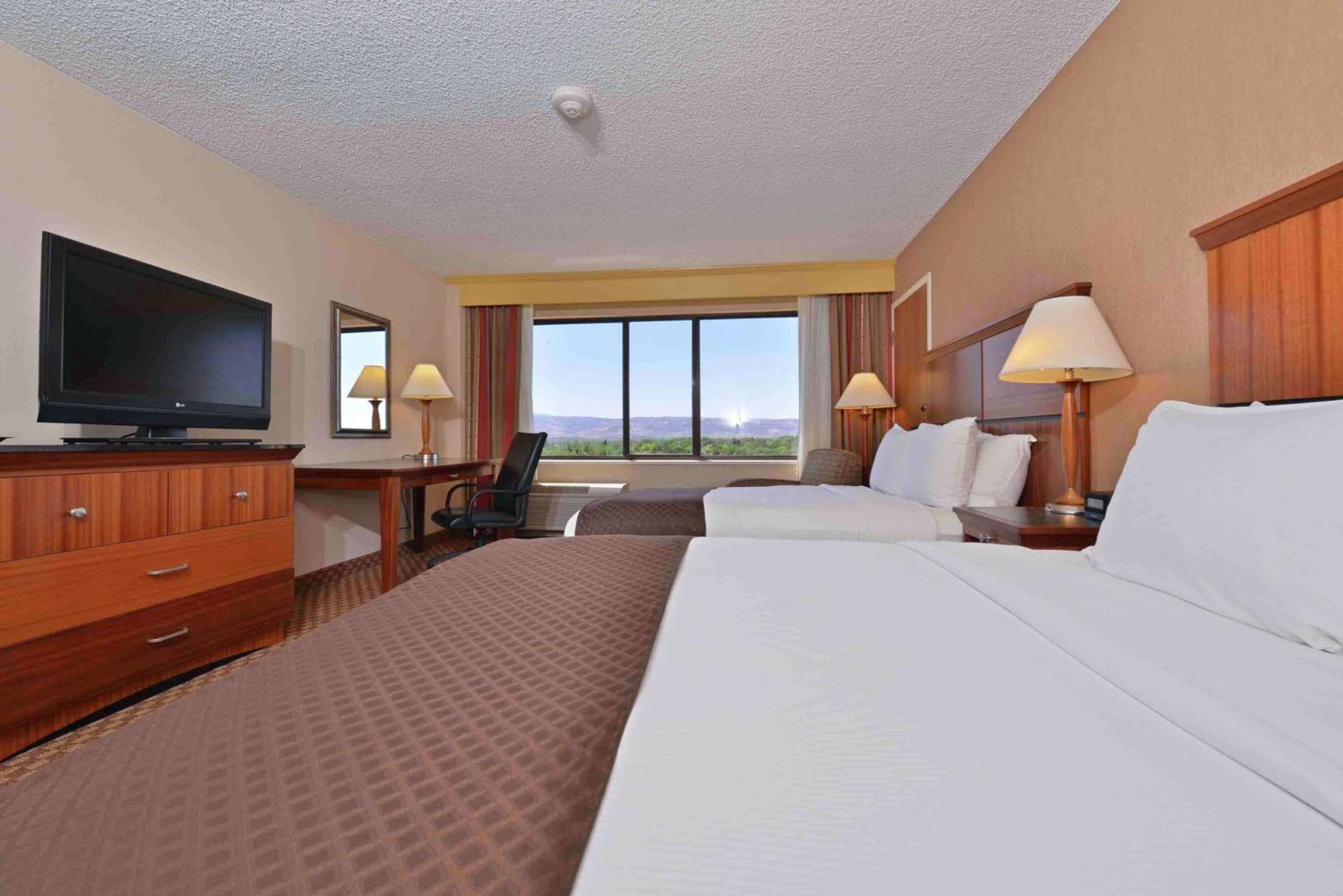 Queen Room with Two Queen Beds - Non-Smoking - Photo 2