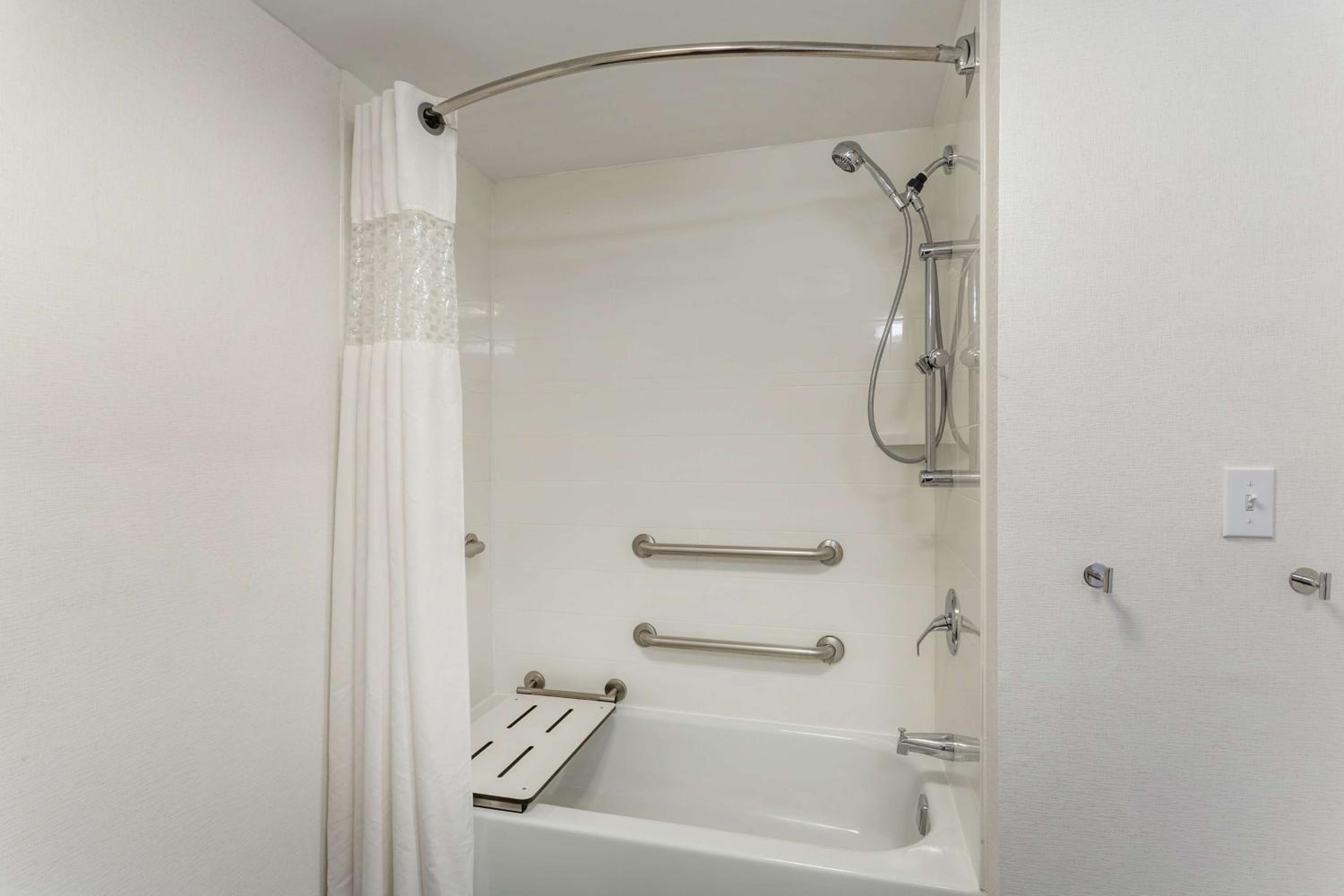 King Room with Accessible Tub - Mobility and Hearing Access/Non-Smoking - Photo 3