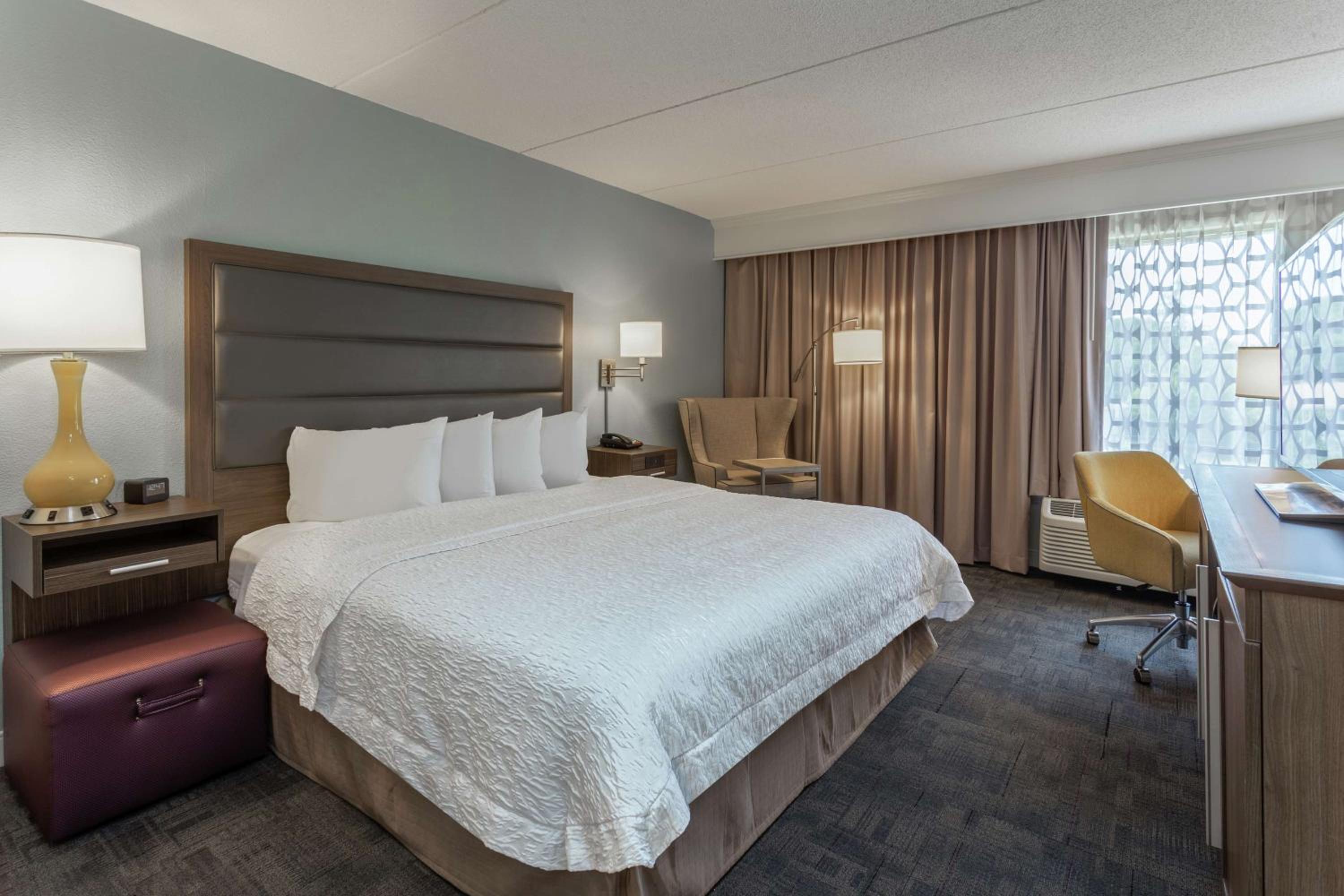 King Room with Accessible Tub - Mobility and Hearing Access/Non-Smoking - Photo 2