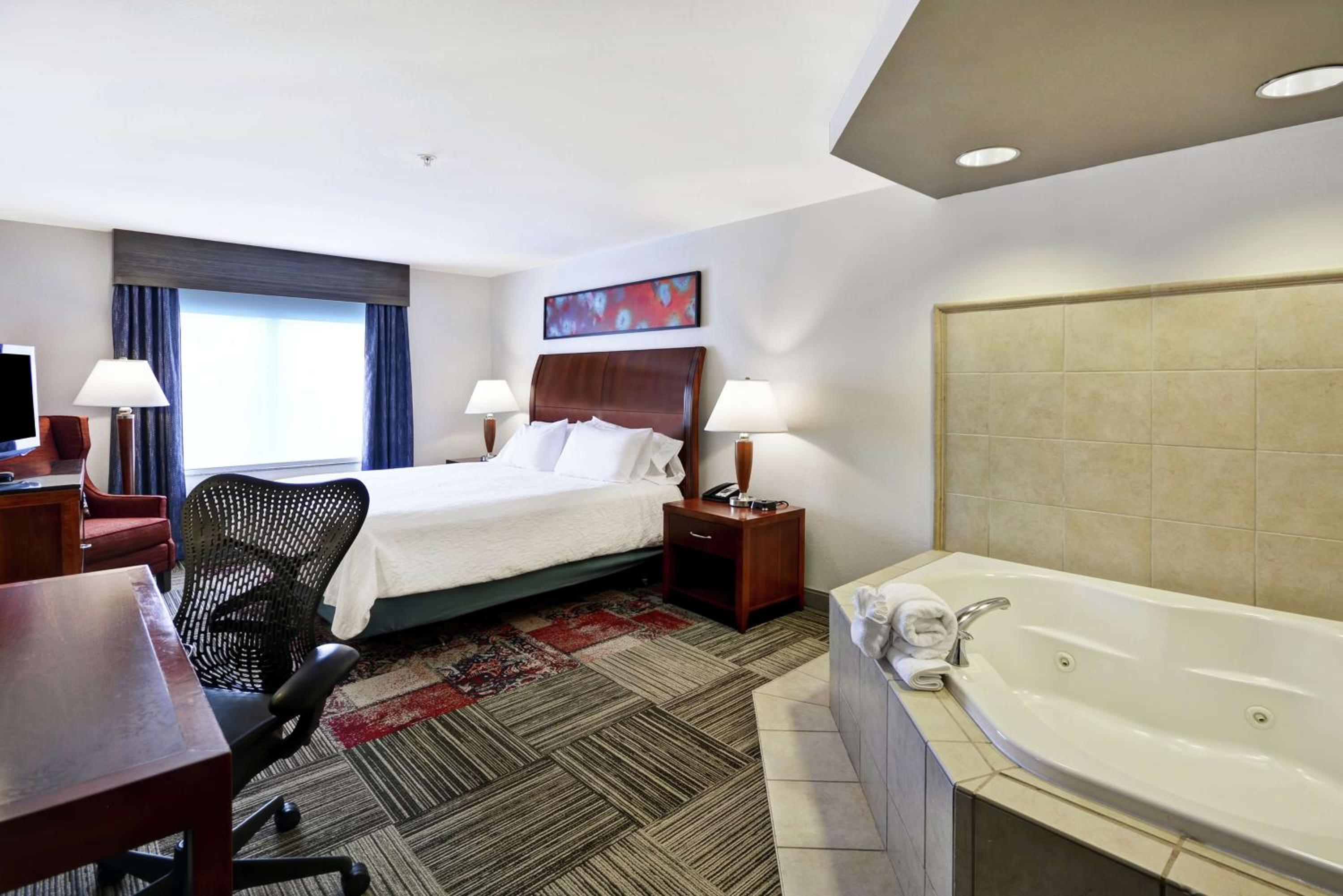 King Room with Whirlpool - Photo 1