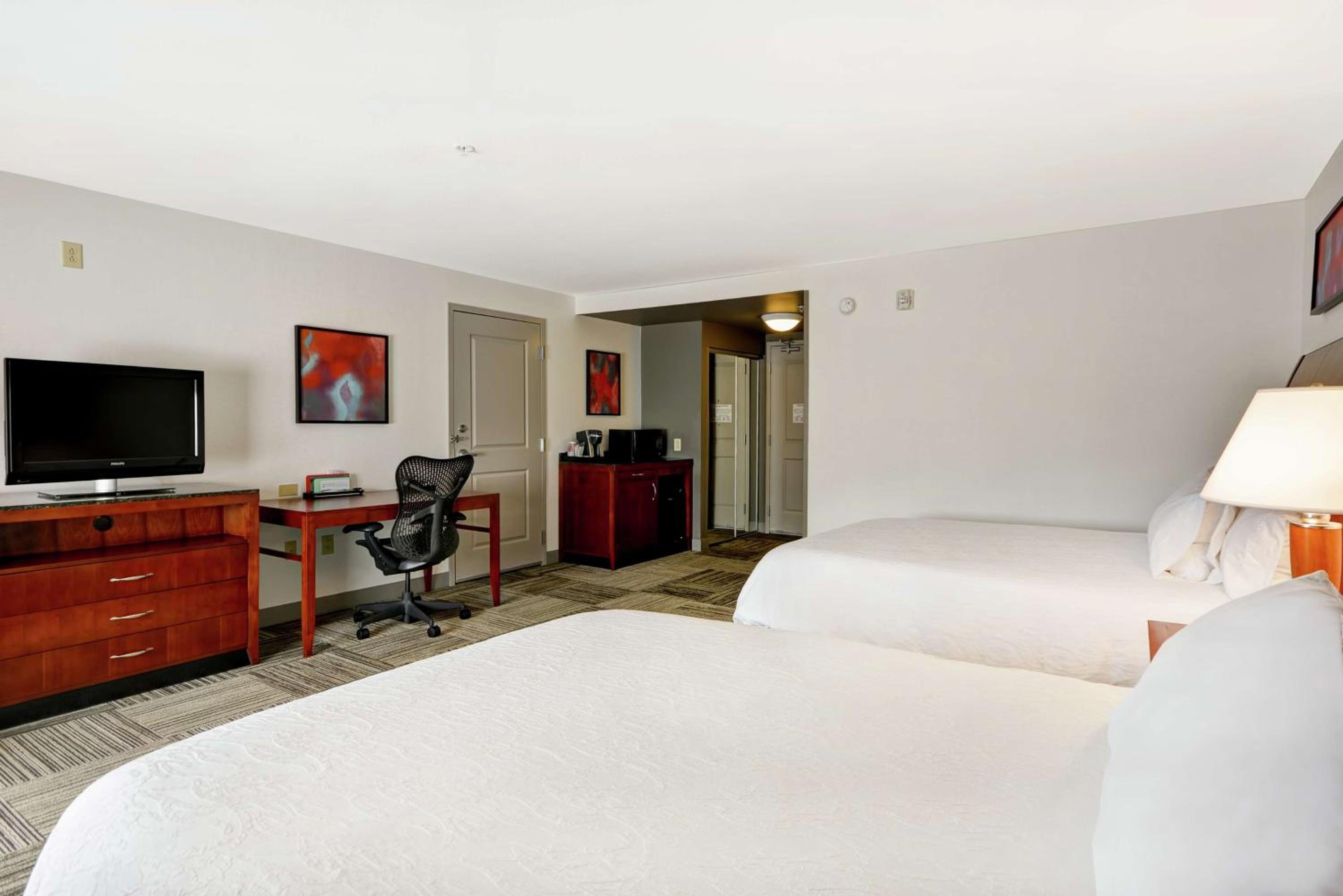 Queen Room with Two Queen Beds - Photo 3