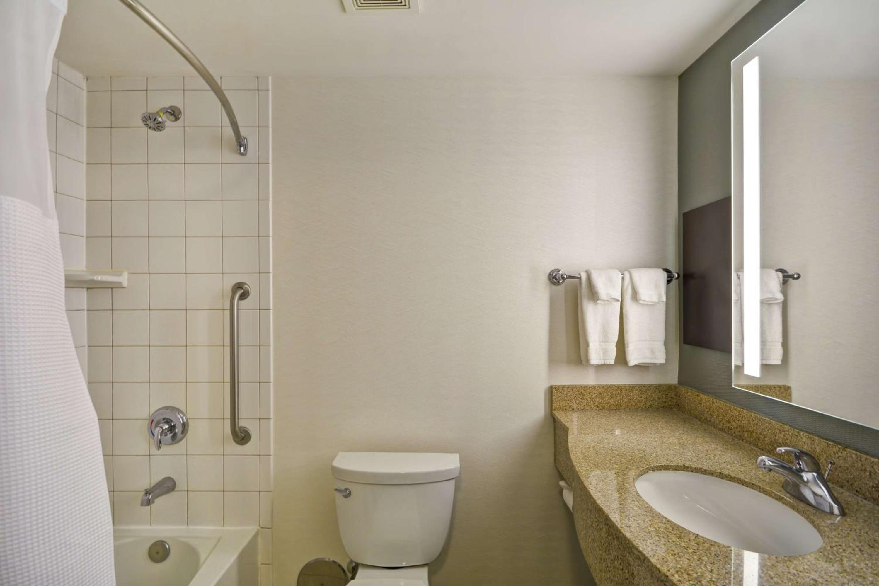 Queen Room with Two Queen Beds - Photo 7