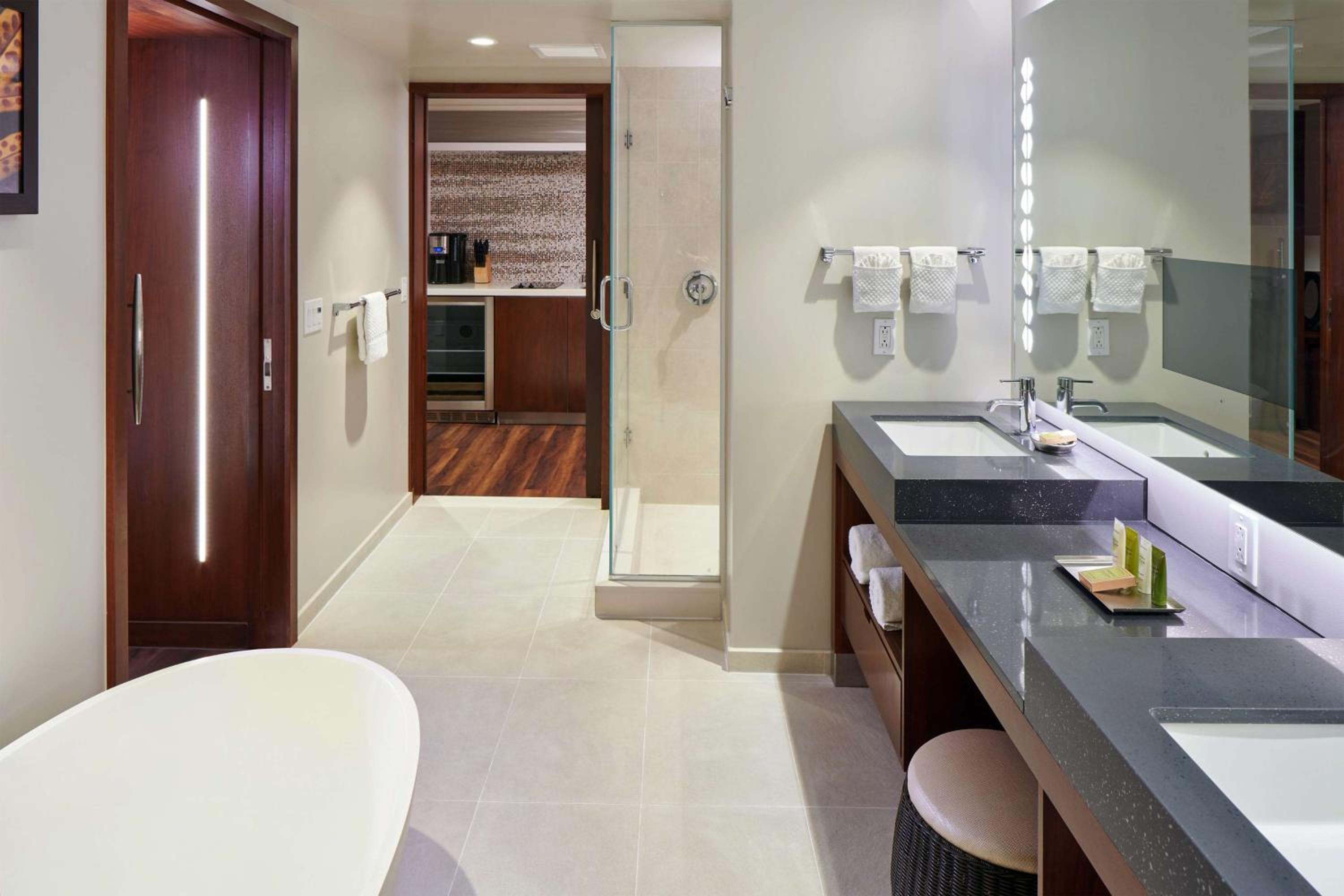 Hilton Grand Vacations Club Hokulani Waikiki Honolulu: One-Bedroom 2 Doubles Suite with Sofabed photo
