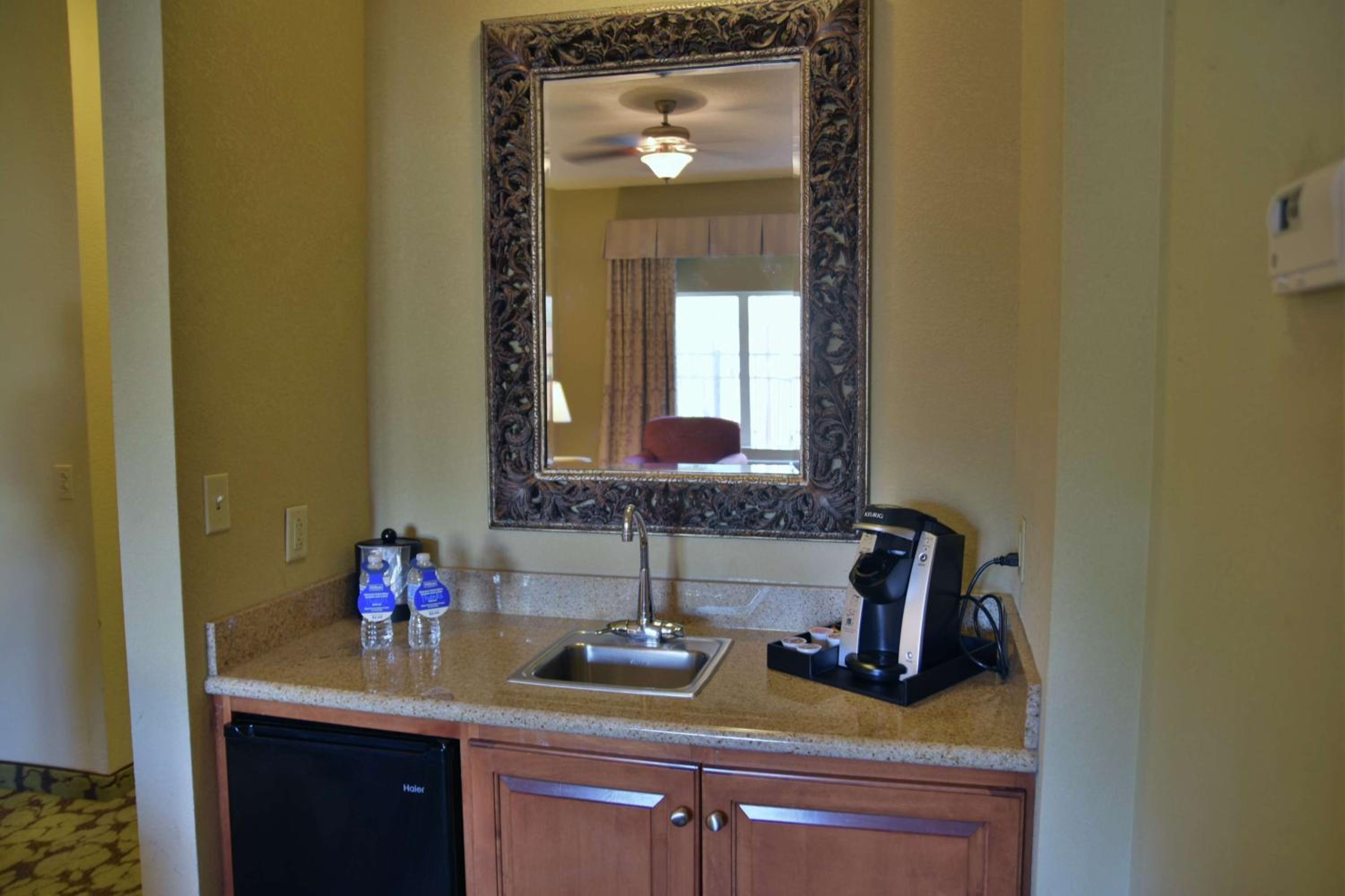 Queen Room With Two Queen Beds - Photo 2