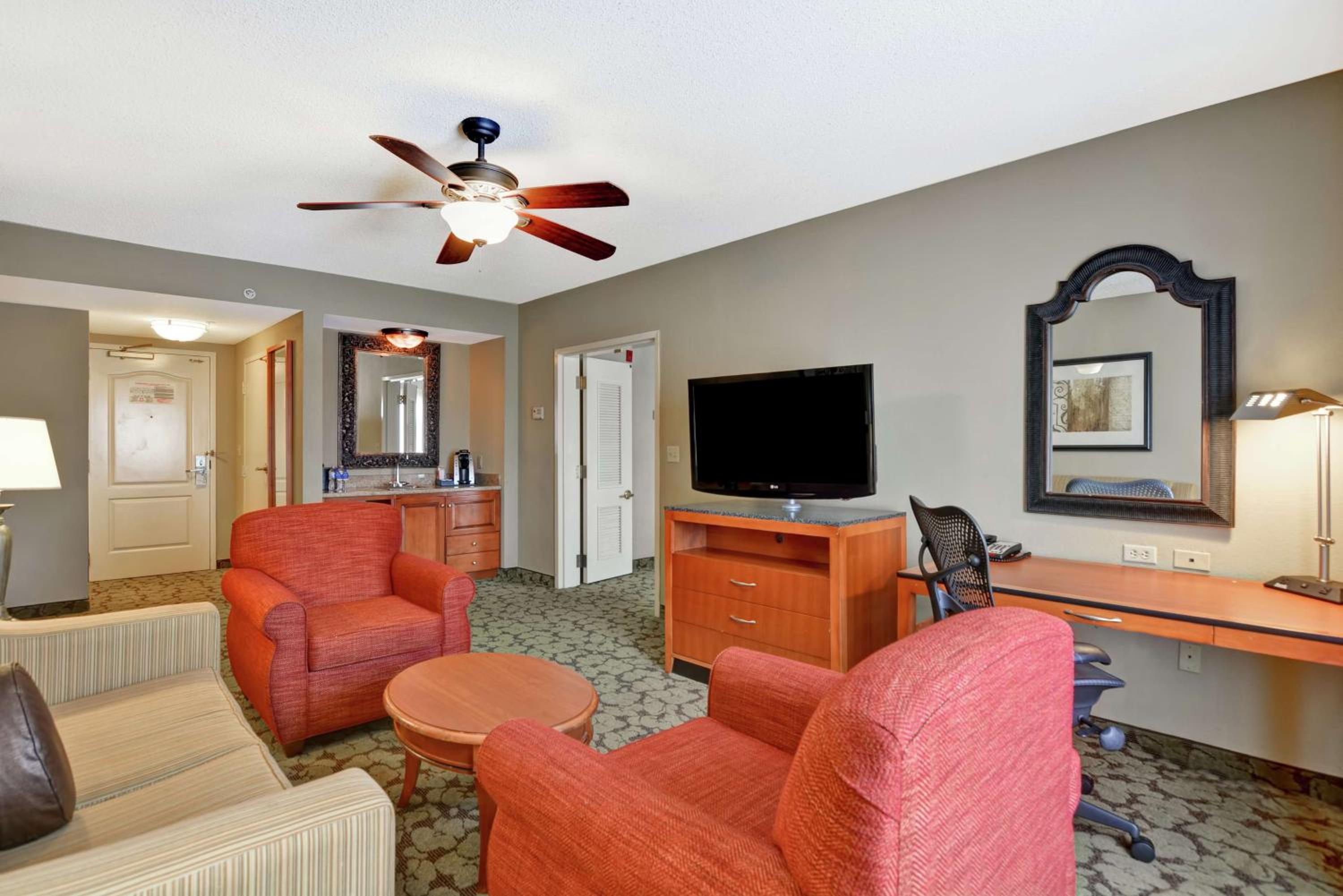 Queen Room With Two Queen Beds - Photo 4